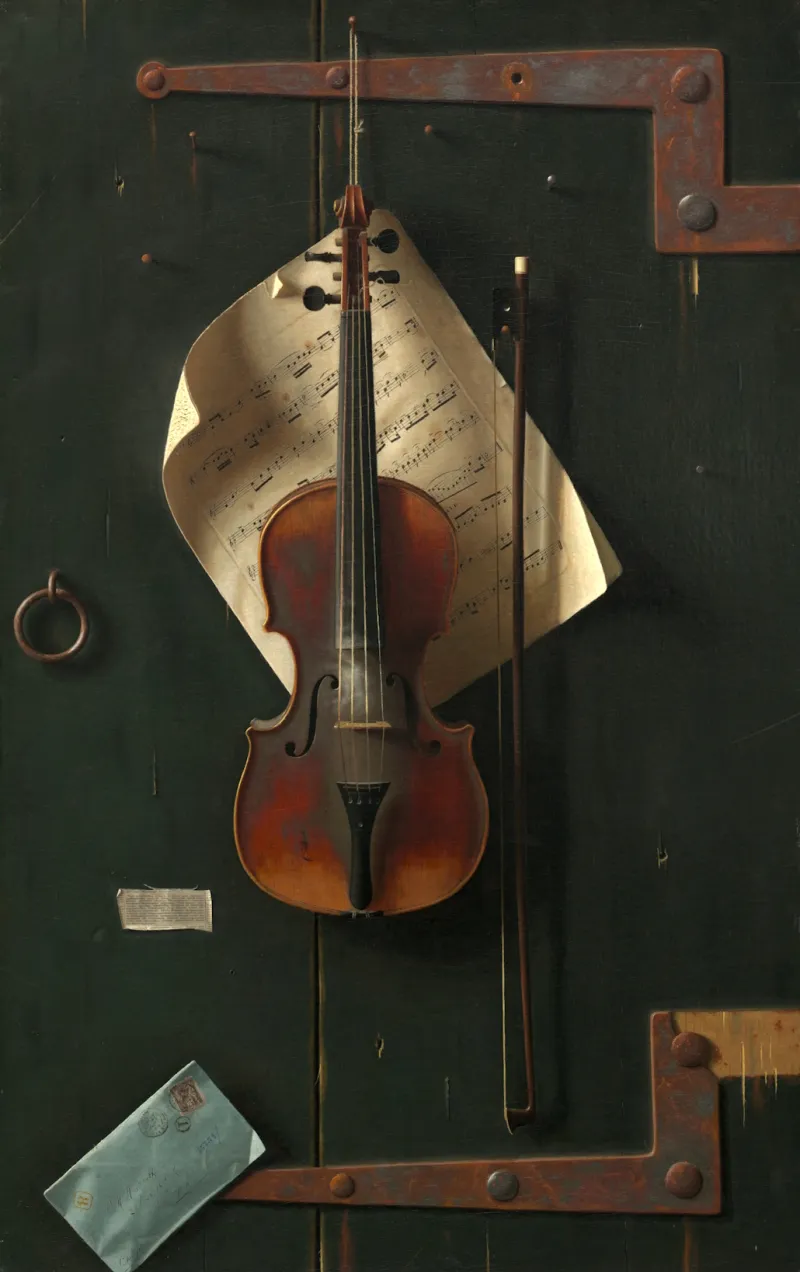 L'image est une peinture en trompe l'oeil représentant un violon, un archet, une partition de musique et une petite enveloppe bleue accroché à une porte en bois rivetée et peinte en vert. La surface de la toile se confond avec la surface de la porte, créant ainsi l'effet de trompe l'oeil.
