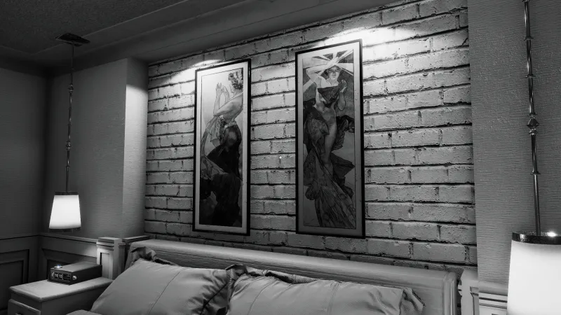 Capture d'écran du jeu The Shattering. L'image est en noir et blanc et montre deux oeuvres d'Alphonse Mucha accrochées à un mur de briques au-dessus d'un lit.
