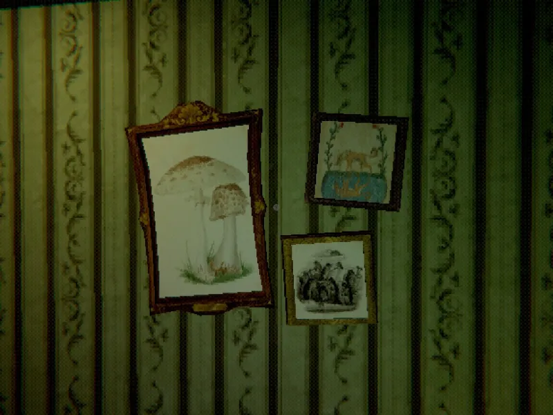 L'image est une capture d'écran du jeu Creature Kitchen, et présente trois illustrations encadrées accrochées à un mur revêtu de papier peint à motifs d'arabesques