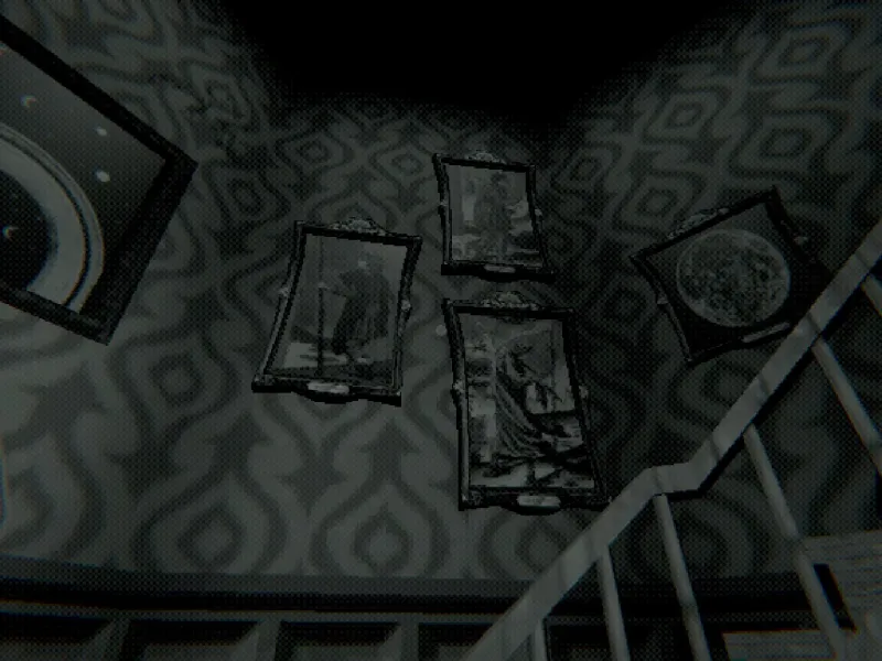 L'image est une capture d'écran en noir et blanc du jeu Creature Kitchen, et présente trois illustrations encadrées accrochées à un mur revêtu de papier peint à motifs géométriques, au dessus d'un escalier