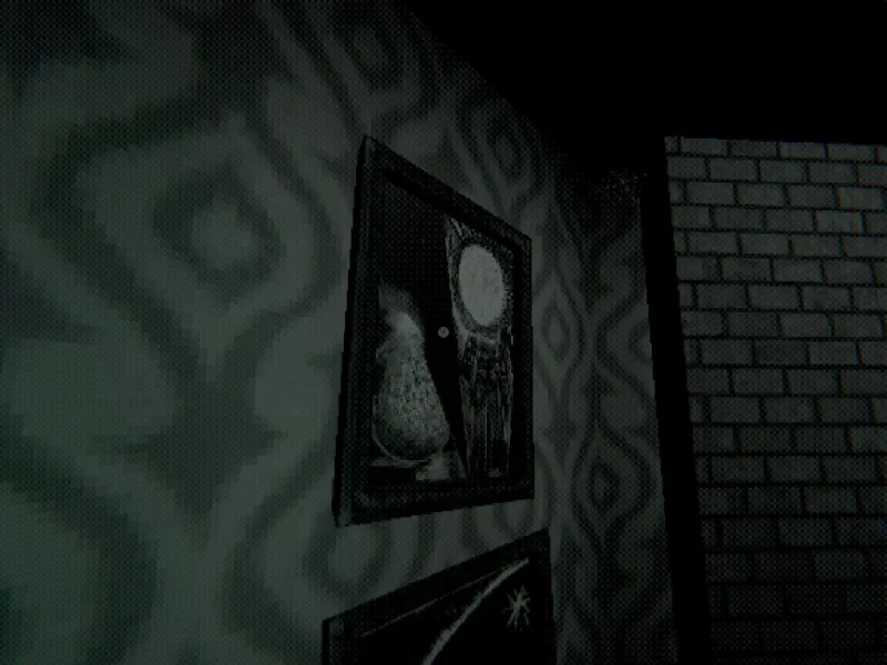 L'image est une capture d'écran en noir et blanc du jeu Creature Kitchen, et présente une illustration encadrée accrochée à un mur revêtu de papier peint à motifs géométriques