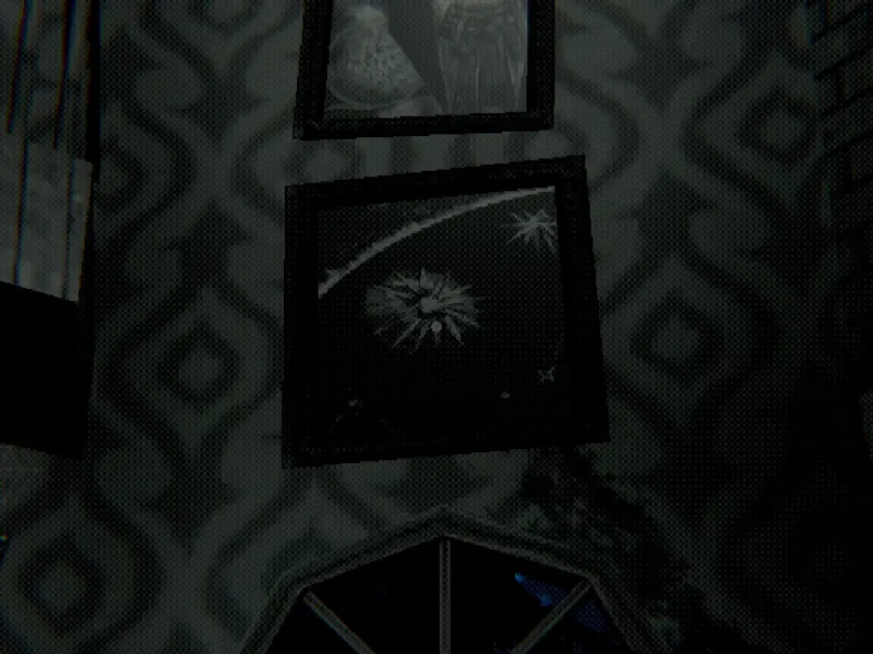 L'image est une capture d'écran en noir et blanc du jeu Creature Kitchen, et présente une illustration encadrée accrochée à un mur revêtu de papier peint à motifs géométriques