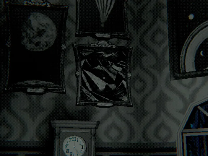 L'image est une capture d'écran en noir et blanc du jeu Creature Kitchen, et présente une illustration encadrée accrochée à un mur revêtu de papier peint à motifs géométriques