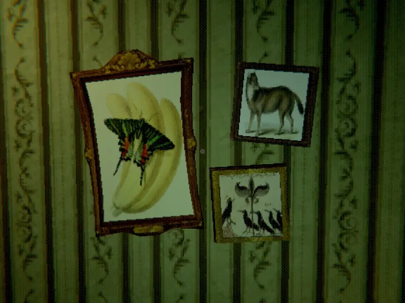 L'image est une capture d'écran du jeu Creature Kitchen, et présente trois illustrations encadrées accrochées à un mur revêtu de papier peint à motifs d'arabesques