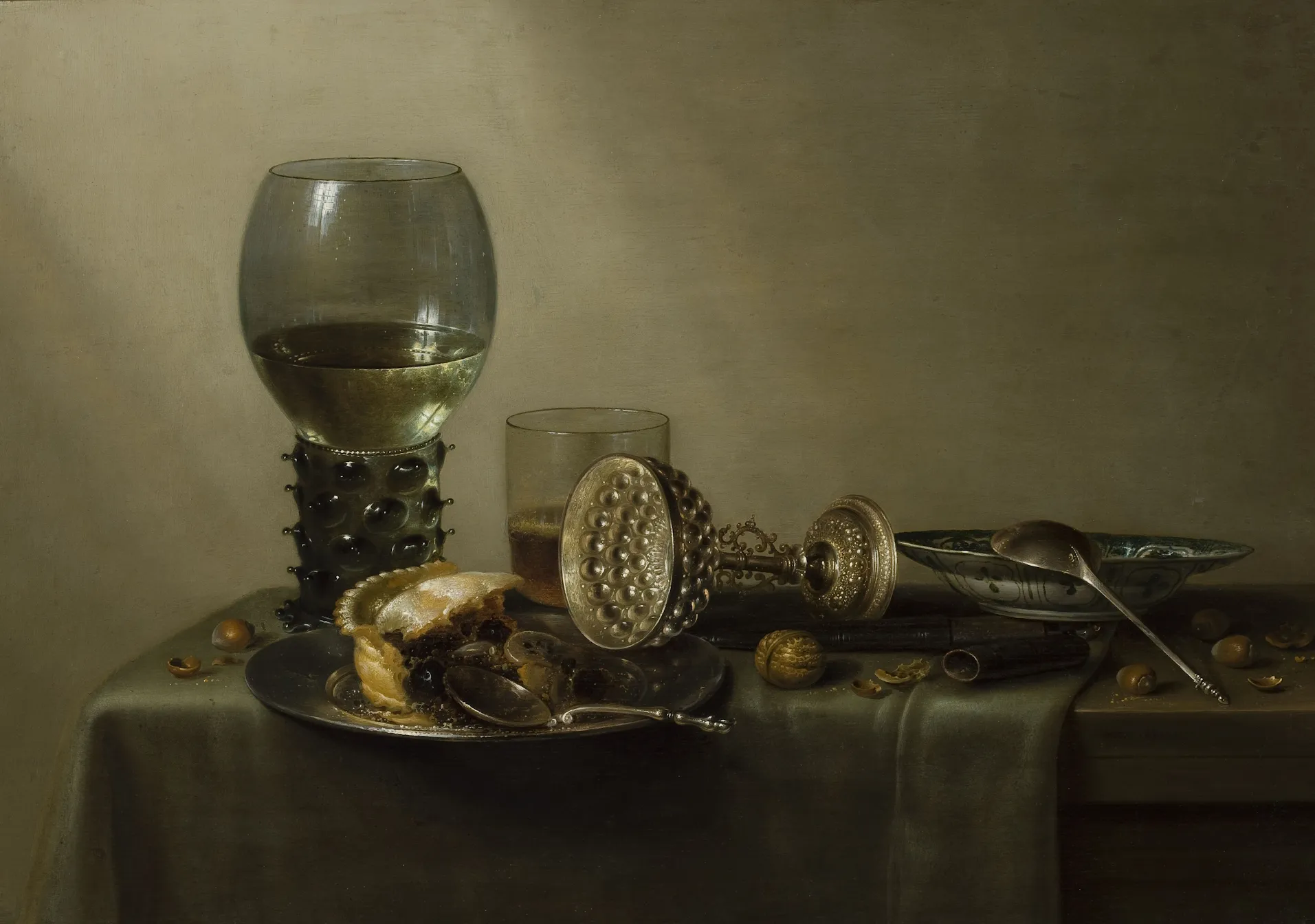 Heda, Nature morte avec gâteau, vin, bière et noix