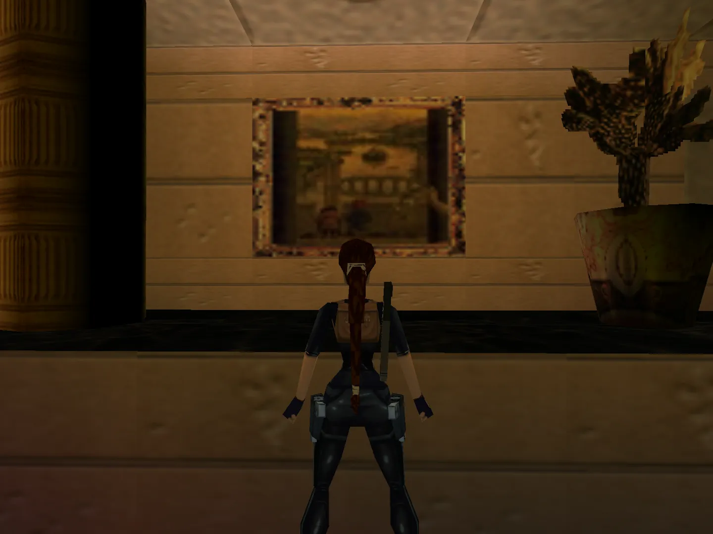 Capture d'écran du jeu Tomb Raider III. On y voit le personnage de Lara Croft dans le bureau de Sophia Leigh, devant une toile dont l'image est un fragment du tableau La Vierge au chancelier Rolin, peint par Jan van Eyck.