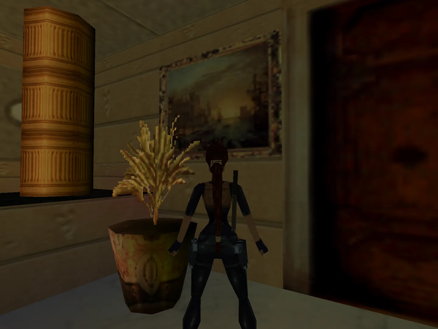 Capture d'écran du jeu Tomb Raider III. On y voit le personnage de Lara Croft dans le bureau de Sophia Leigh, devant une toile de Claude le Lorrain représentant un port au soleil couchant