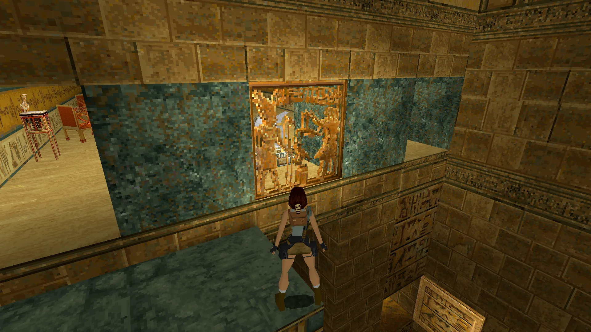 Capture d'écran de Tomb Raider dans laquelle on voit une plaque en or ajourée égyptienne représentant le pharaon Amenemhat IV et le dieu Atoum