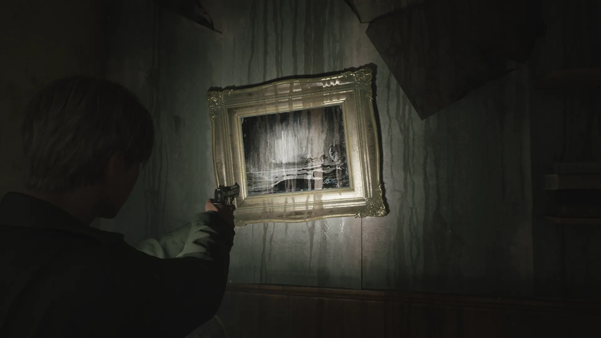 Capture d'écran de Silent Hill 2 qui montre le personnage de James Sunderland de dos. Il fait face à un mur auquel est accroché le tableau "Northern Lights over Coastal Landscape" de Peder Balke