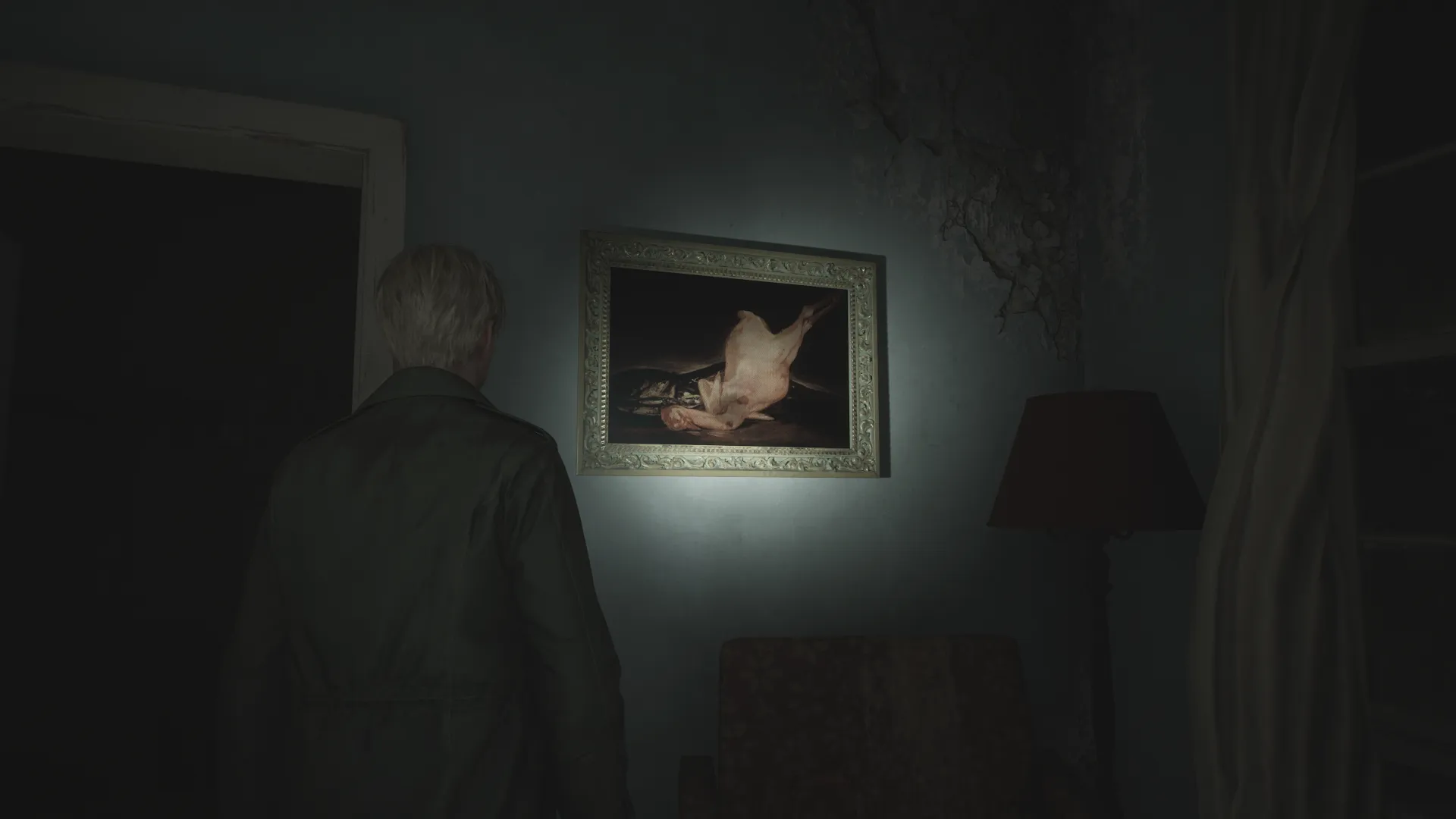Capture d'écran de Silent Hill 2 qui montre le personnage de James Sunderland de dos. Il fait face à un mur sur lequel est accroché le tableau "La Dinde plumée" de Francisco de Goya