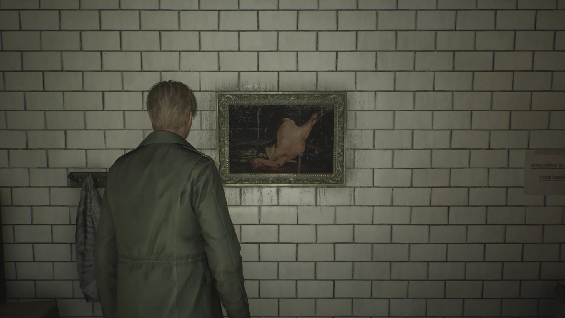 Capture d'écran de Silent Hill 2 qui montre le personnage de James Sunderland de dos. Il fait face à un mur auquel est accroché le tableau "La Dinde plumée" de Francisco de Goya