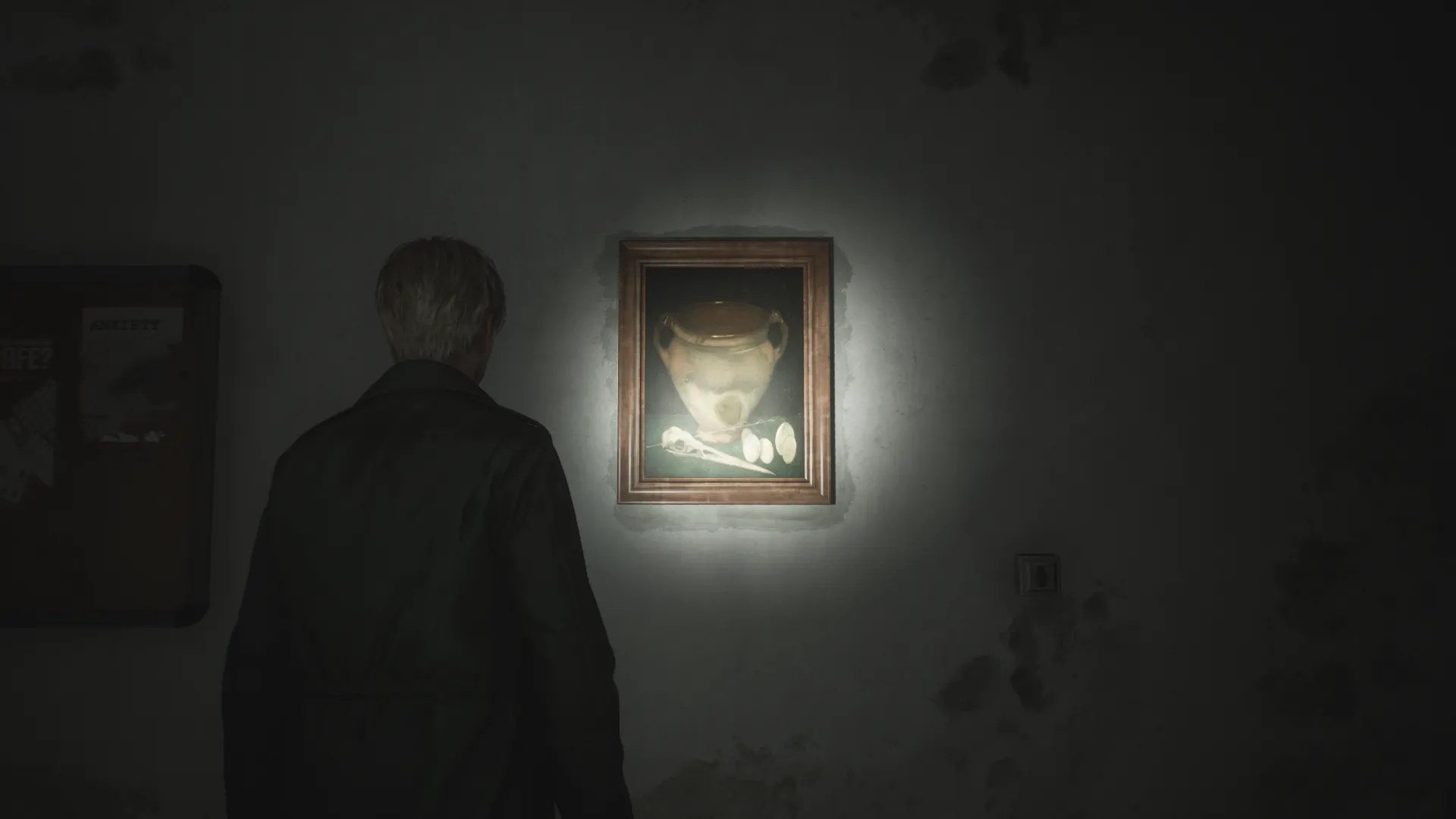 Capture d'écran de Silent Hill 2 qui montre le personnage de James Sunderland de dos. Il fait face à un mur auquel est accroché le tableau "Keulse pot met reigersneb" de Jan Mankes