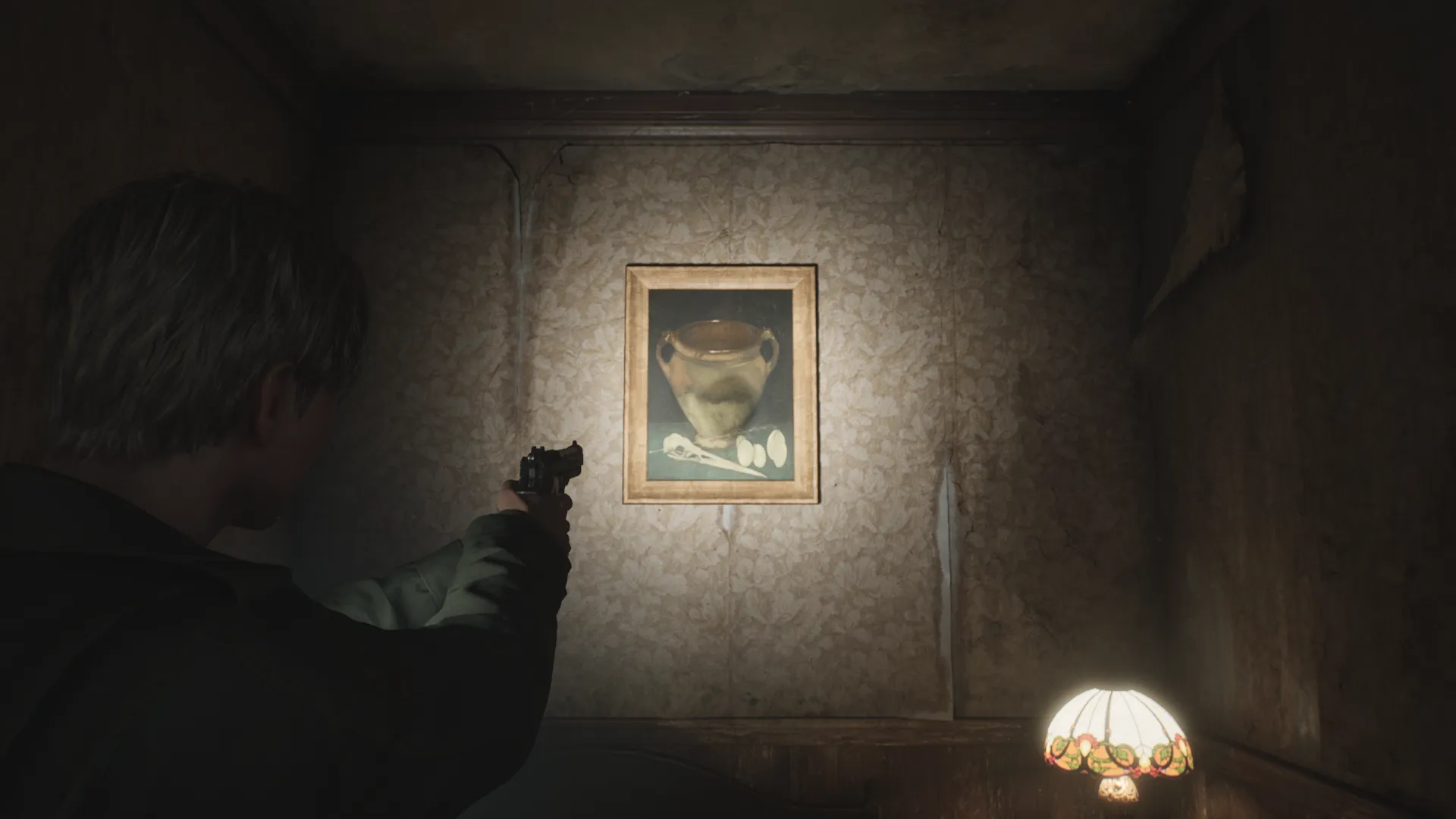 Capture d'écran de Silent Hill 2 qui montre le personnage de James Sunderland de dos. Il fait face à un mur auquel est accroché le tableau "Keulse pot met reigersneb" de Jan Mankes