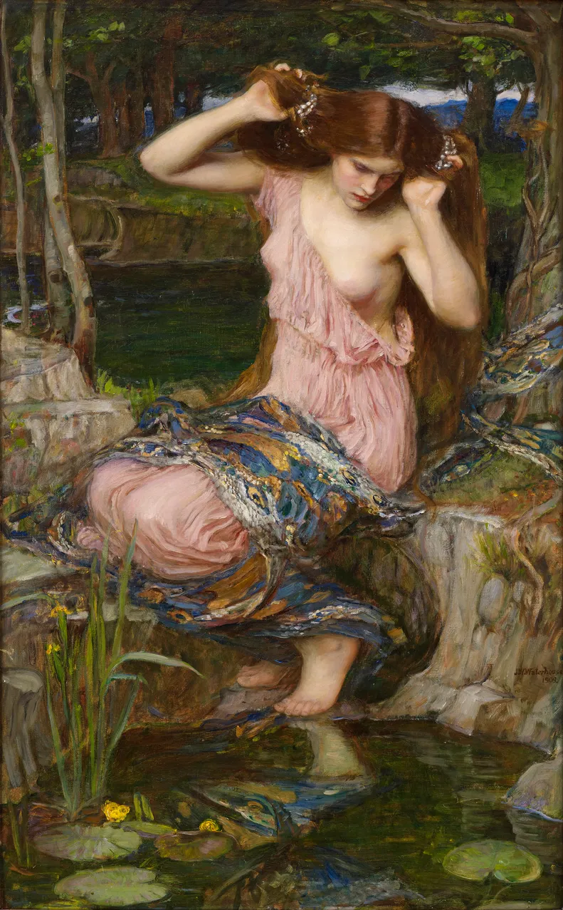 Peinture de John William Waterhouse représentant une jeune femme rousse assise dans un bois. Elle est vêtue d'une tunique de tissu rose dont une bretelle retombée laisse voir en partie sa poitrine. Elle passe ses mains dans ses cheveux et observe son reflet dans l'eau d'un étang.