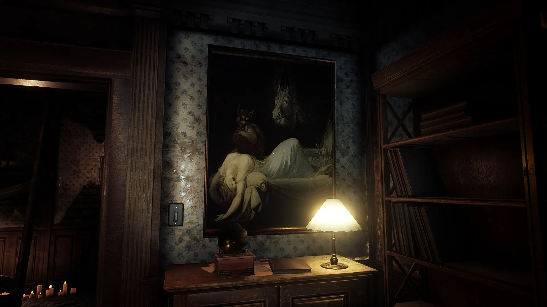 Image du jeu Conarium dans laquelle on peut voir le tableau Le Cauchemar de Johann Heinrich Füssli accroché à un mur, au-dessus d'un petit meuble sur lequel sont posés une lampe allumée, un livre et un gramophone
