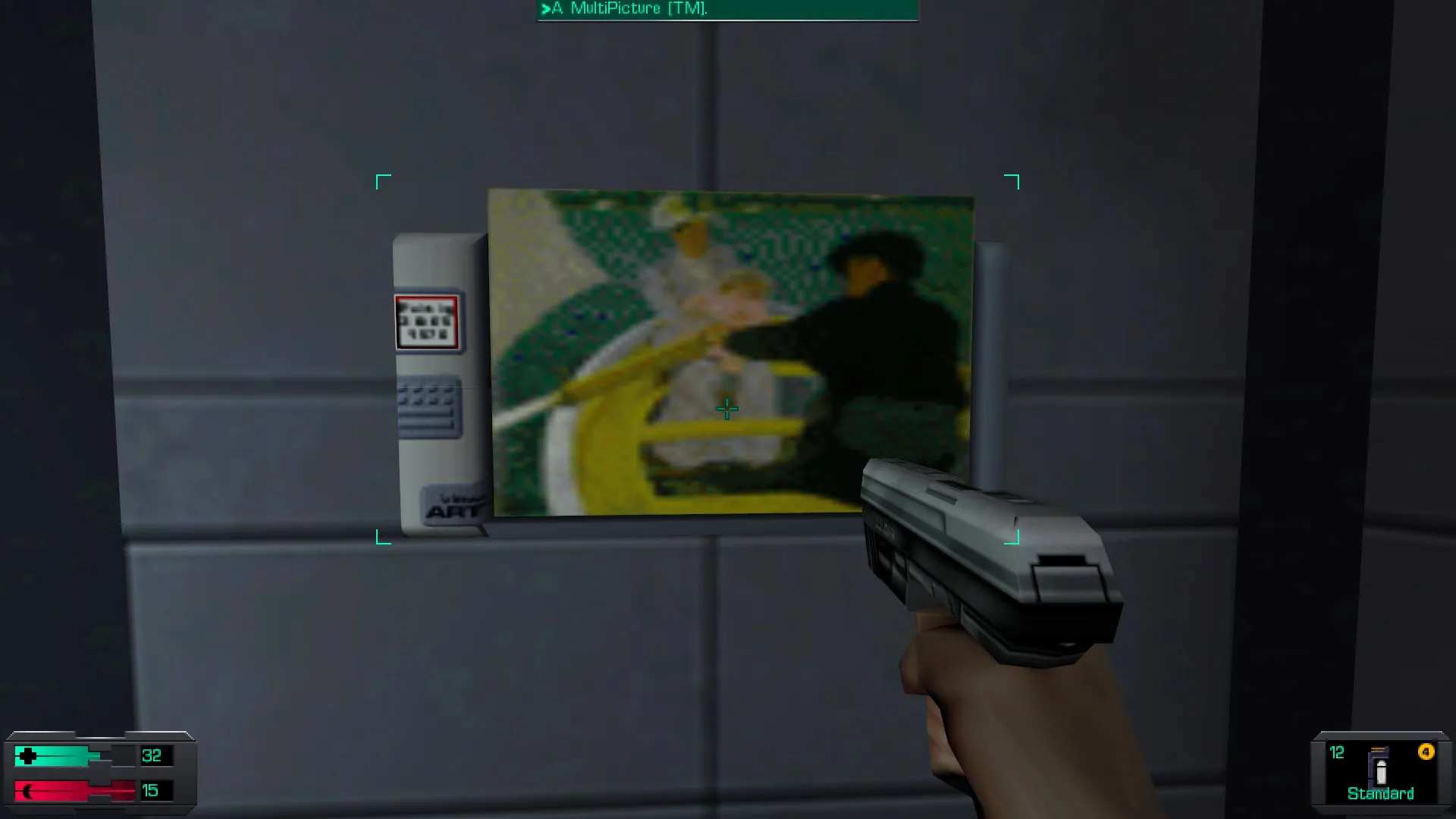 L'image est une capture d'écran du jeu System Shock 2. Le protagoniste du jeu, dont la vision se confond avec le cadre de l'image, tient un pistolet dans sa main droite, et il se tient devant un écran accroché au mur d'une des pièces d'un station spatiale. L'écran diffuse l'image du tableau "Promenade en barque" de Mary Cassatt.