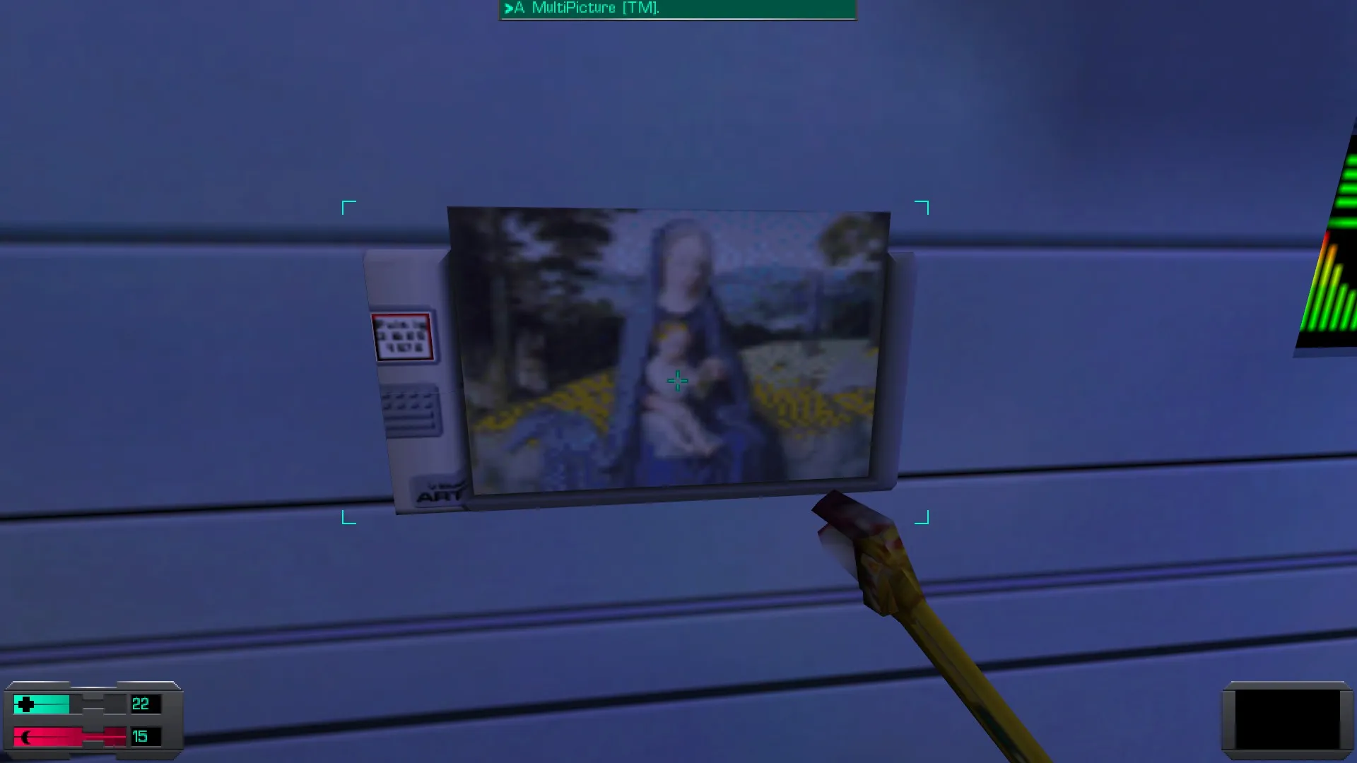 L'image est une capture d'écran du jeu System Shock 2. Le protagoniste du jeu, dont la vision se confond avec le cadre de l'image, tient une clé à molette dans sa main droite, et il se tient devant un écran accroché au mur d'une des pièces d'un station spatiale. L'écran diffuse l'image du tableau "Le Repos pendant la Fuite en Égypte" de Gérard David.