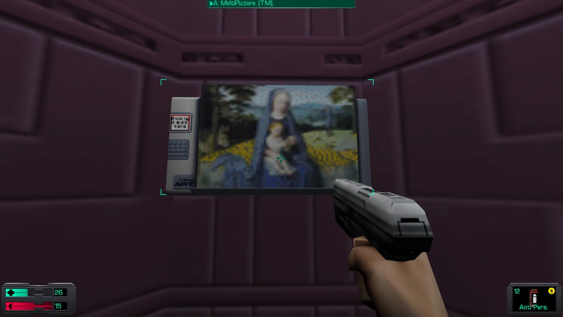 L'image est une capture d'écran du jeu System Shock 2. Le protagoniste du jeu, dont la vision se confond avec le cadre de l'image, tient un pistolet dans sa main droite, et il se tient devant un écran accroché au mur d'une des pièces d'un station spatiale. L'écran diffuse l'image du tableau "Le Repos pendant la Fuite en Égypte" de Gérard David.