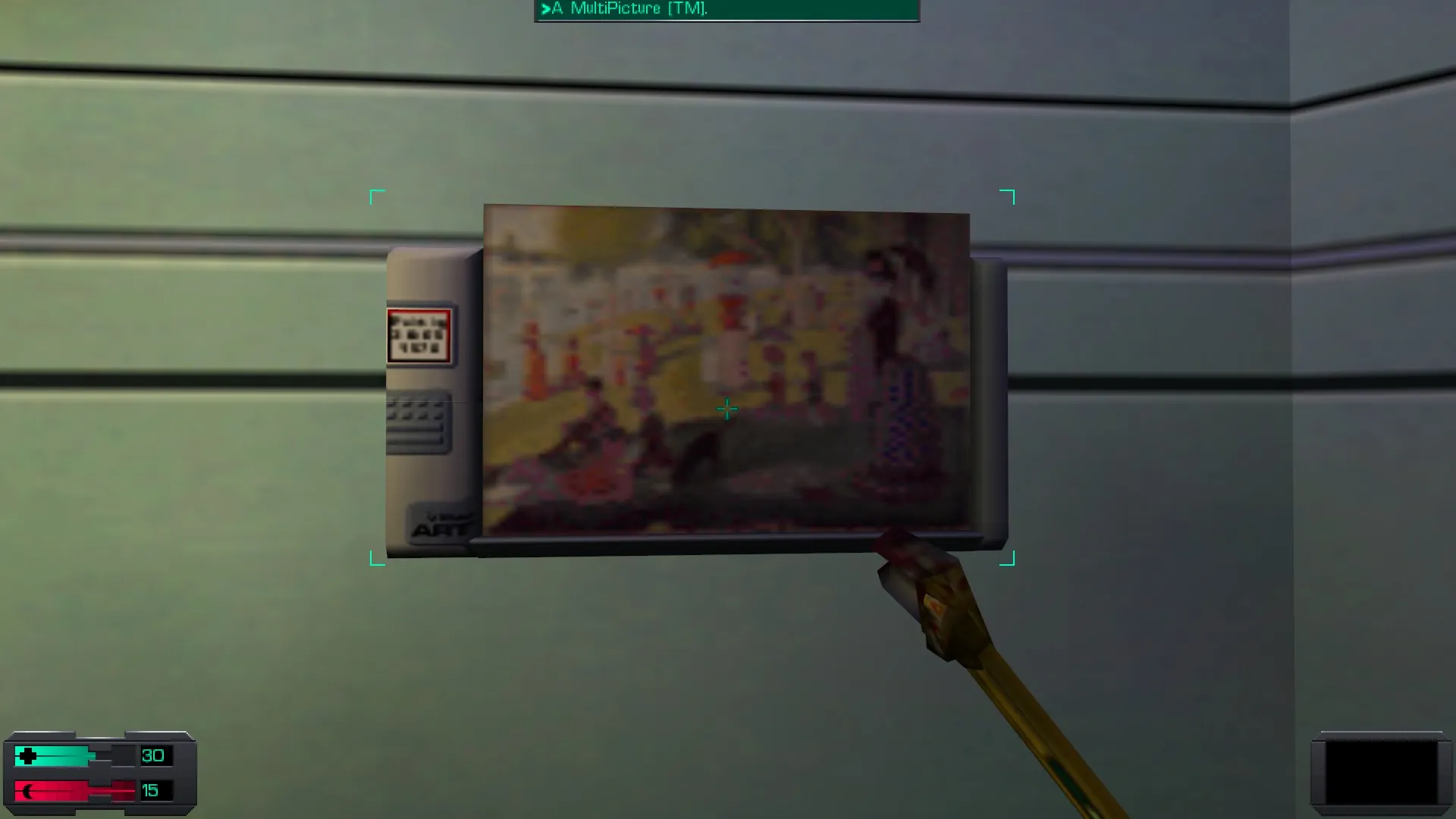 L'image est une capture d'écran du jeu System Shock 2. Le protagoniste du jeu, dont la vision se confond avec le cadre de l'image, tient une clé à molette dans sa main droite, et il se tient devant un écran accroché au mur d'une des pièces d'un station spatiale. L'écran diffuse l'image du tableau "Un dimanche après-midi à l'île de la Grande Jatte" de Seurat.