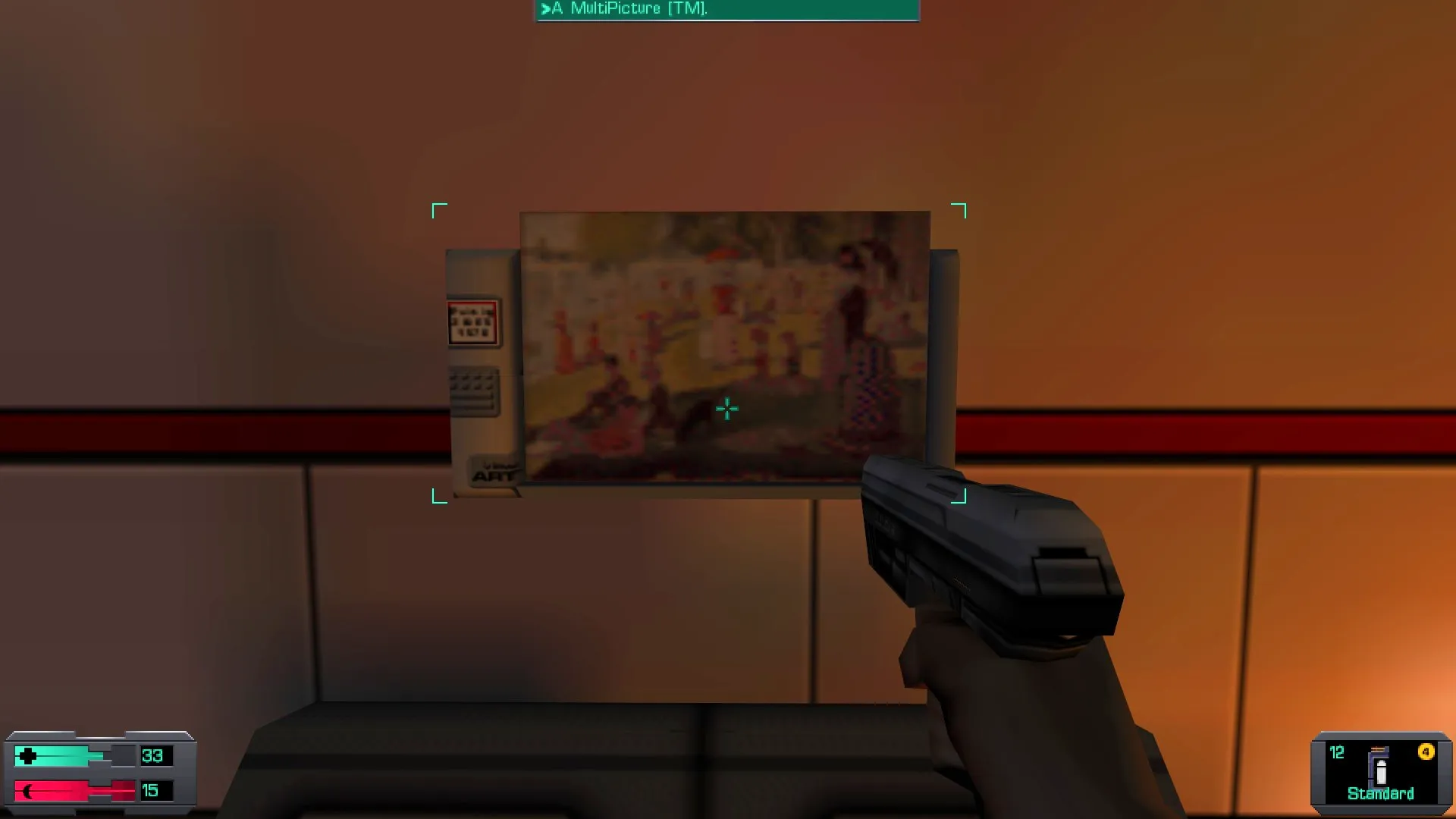 L'image est une capture d'écran du jeu System Shock 2. Le protagoniste du jeu, dont la vision se confond avec le cadre de l'image, tient un pistolet dans sa main droite, et il se tient devant un écran accroché au mur d'une des pièces d'un station spatiale. L'écran diffuse l'image du tableau "Un dimanche après-midi à l'île de la Grande Jatte" de Seurat.