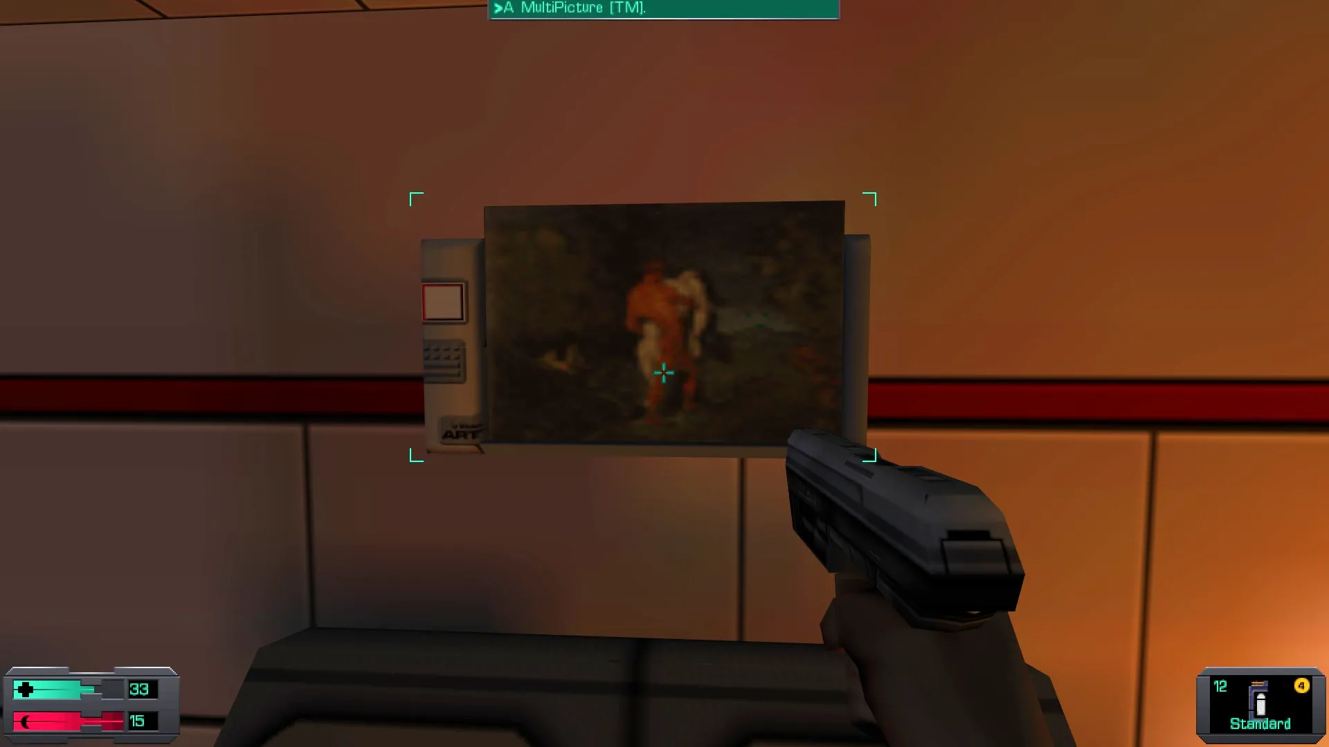 L'image est une capture d'écran du jeu System Shock 2. Le protagoniste du jeu, dont la vision se confond avec le cadre de l'image, tient un pistolet dans sa main droite, et il se tient devant un écran accroché au mur d'une des pièces d'un station spatiale. L'écran diffuse l'image du tableau "L'Enlèvement" de Paul Cézanne.