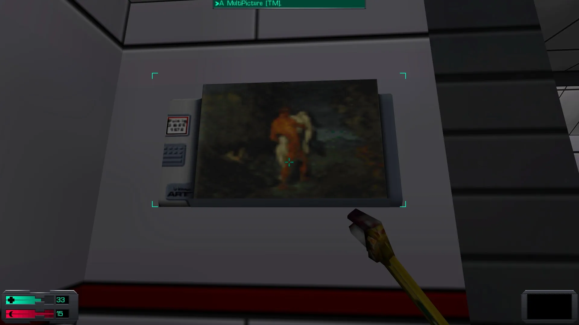 L'image est une capture d'écran du jeu System Shock 2. Le protagoniste du jeu, dont la vision se confond avec le cadre de l'image, tient une clé à molette dans sa main droite, et il se tient devant un écran accroché au mur d'une des pièces d'un station spatiale. L'écran diffuse l'image du tableau "L'Enlèvement" de Paul Cézanne.