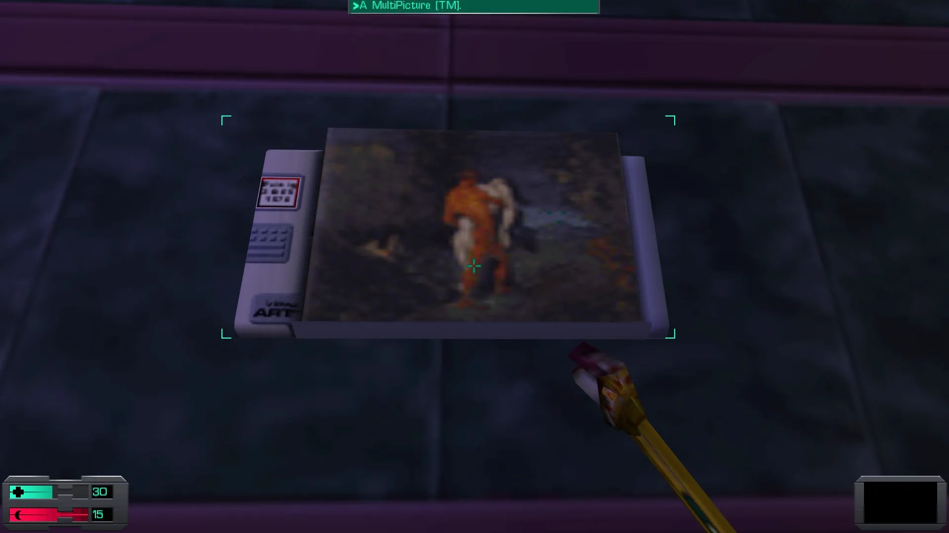 L'image est une capture d'écran du jeu System Shock 2. Le protagoniste du jeu, dont la vision se confond avec le cadre de l'image, tient une clé à molette dans sa main droite, et il se tient devant un écran accroché au mur d'une des pièces d'un station spatiale. L'écran diffuse l'image du tableau "L'Enlèvement" de Paul Cézanne.