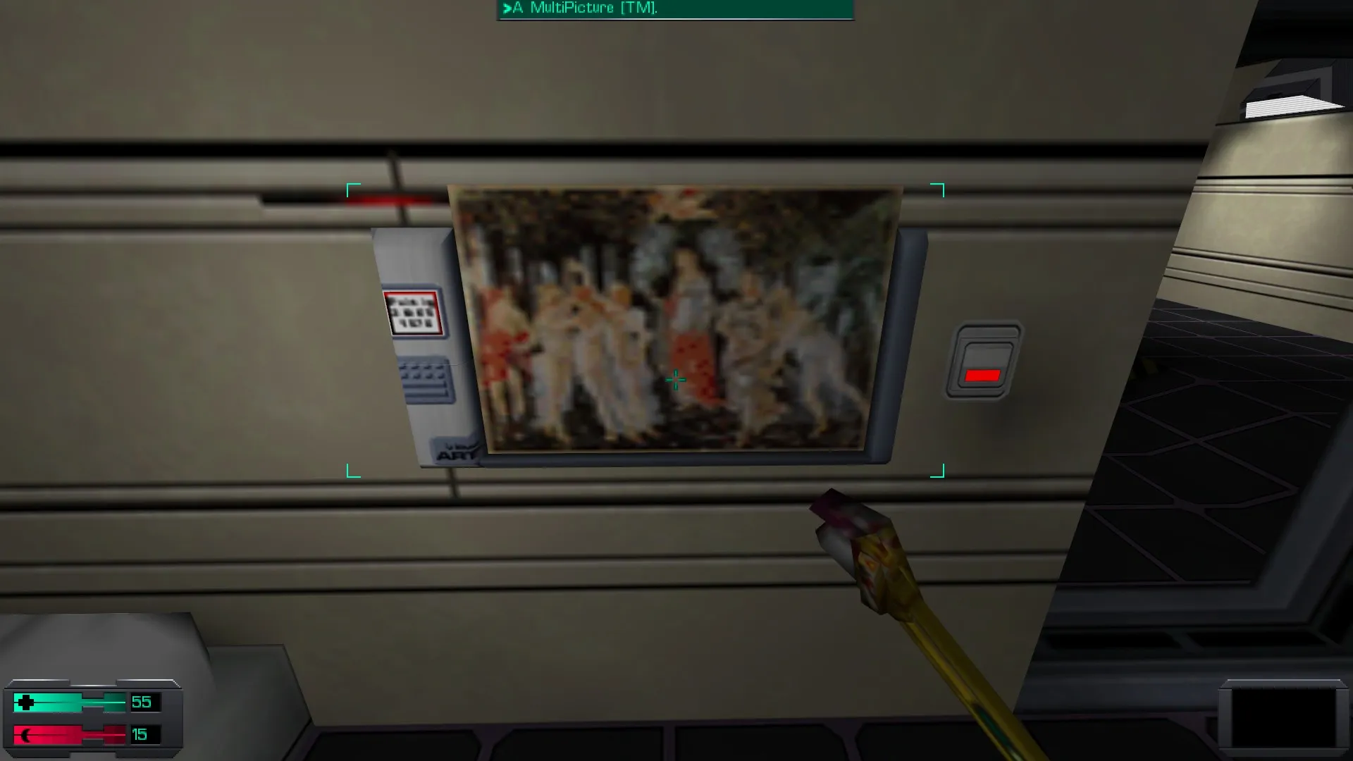 L'image est une capture d'écran du jeu System Shock 2. Le protagoniste du jeu, dont la vision se confond avec le cadre de l'image, tient une clé à molette dans sa main droite, et il se tient devant un écran accroché au mur d'une des pièces d'un station spatiale. L'écran diffuse l'image du tableau "Le Printemps" de Botticelli.