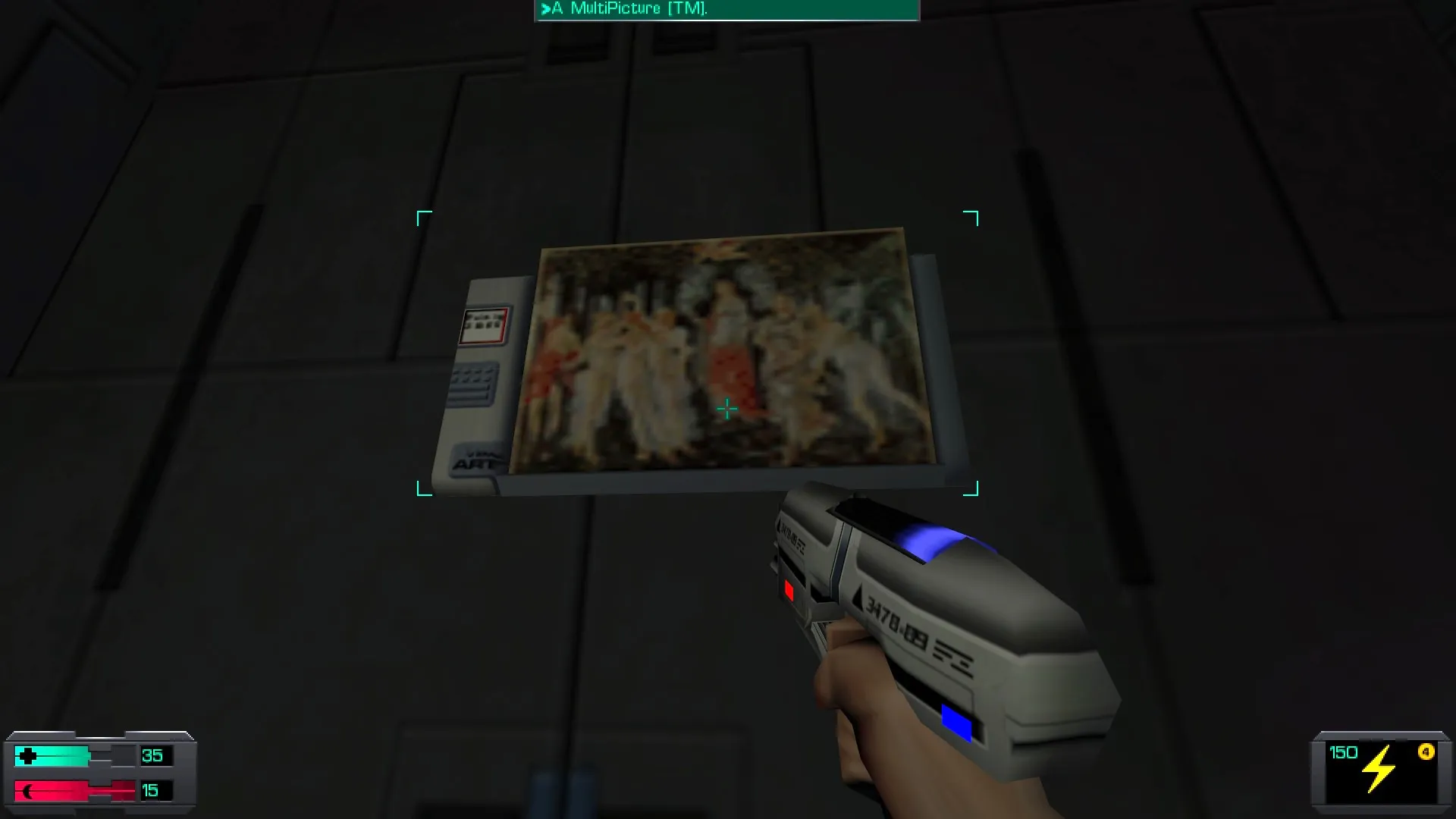 L'image est une capture d'écran du jeu System Shock 2. Le protagoniste du jeu, dont la vision se confond avec le cadre de l'image, tient un pistolet dans sa main droite, et il se tient devant un écran accroché au mur d'une des pièces d'un station spatiale. L'écran diffuse l'image du tableau "Le Printemps" de Botticelli.