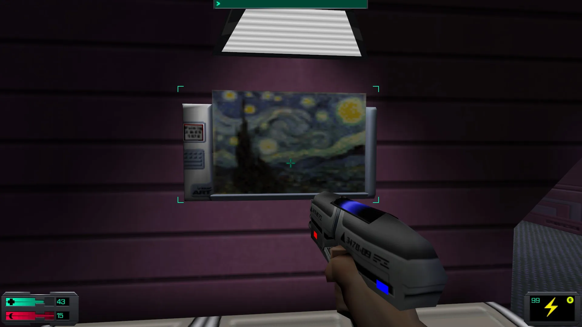 L'image est une capture d'écran du jeu System Shock 2. Le protagoniste du jeu, dont la vision se confond avec le cadre de l'image, tient un pistolet dans sa main droite, et il se tient devant un écran accroché au mur d'une des pièces d'un station spatiale. L'écran diffuse l'image du tableau "Nuit étoilée" de van Gogh.