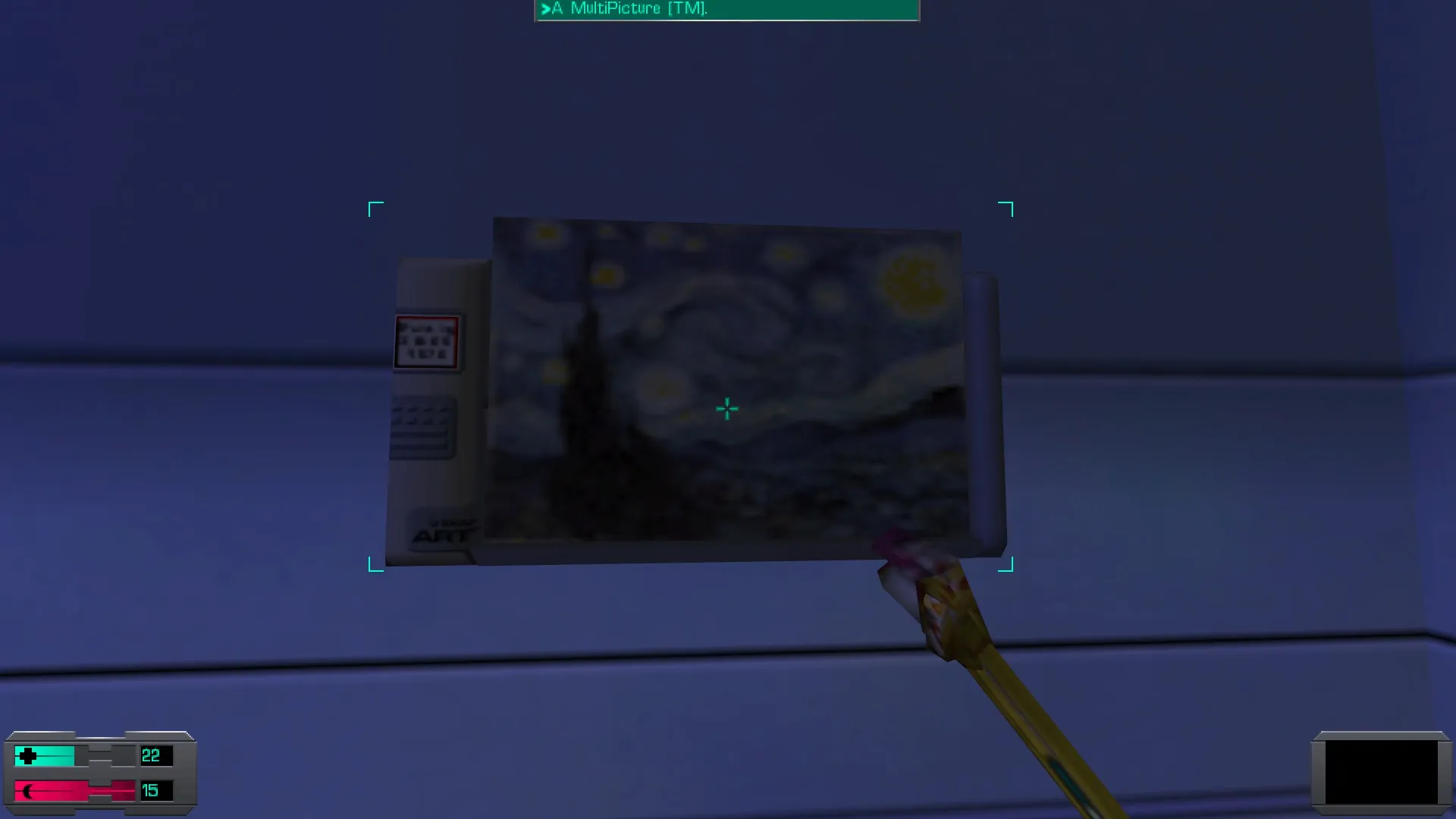 L'image est une capture d'écran du jeu System Shock 2. Le protagoniste du jeu, dont la vision se confond avec le cadre de l'image, tient une clé à molette dans sa main droite, et il se tient devant un écran accroché au mur d'une des pièces d'un station spatiale. L'écran diffuse l'image du tableau "Nuit étoilée" de van Gogh.
