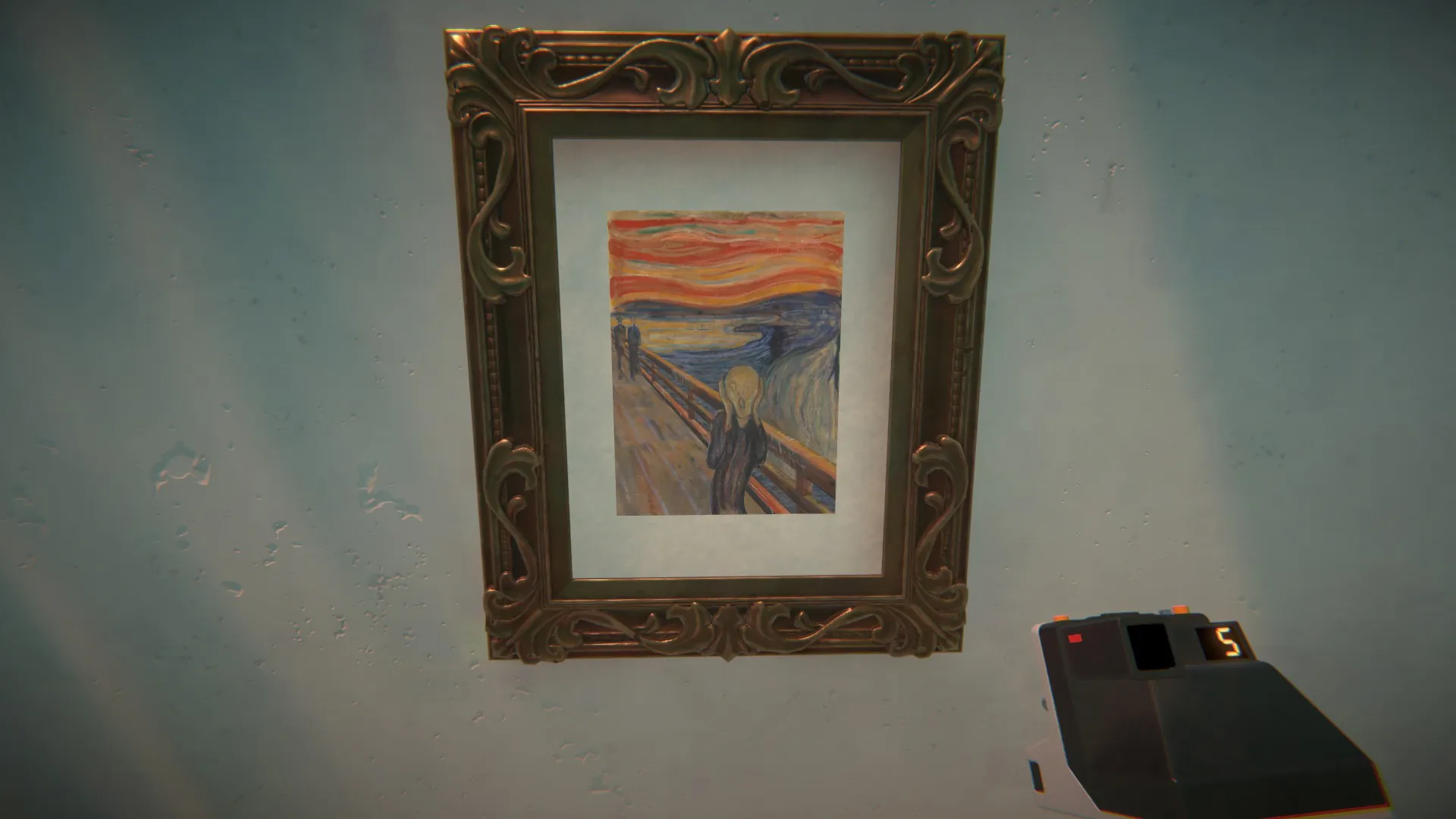 L'image est une capture d'écran du jeu Viewfinder, dans laquelle on voit accrochée à un mur blanc, au centre d'un cadre ouvragé, la toile intitulée Le Cri d'Edvard Munch