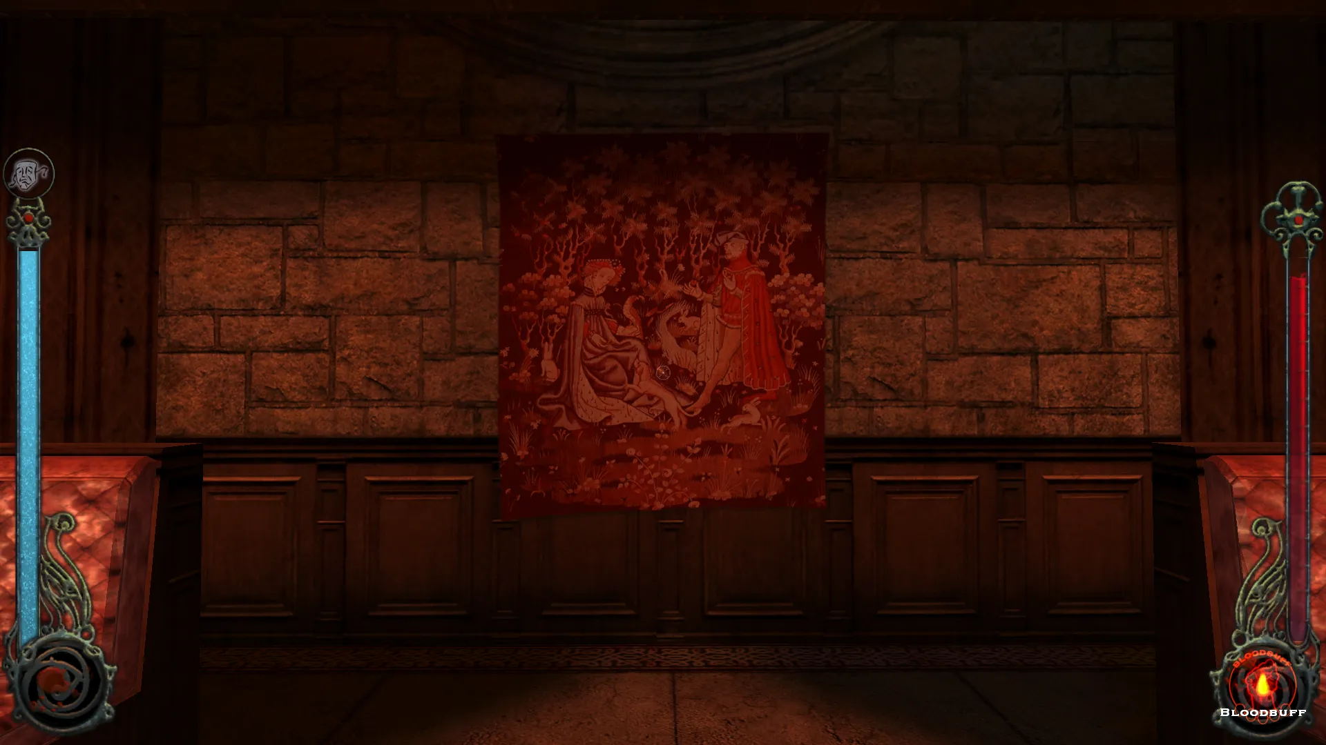 L'image est une capture d'écran du jeu Vampire: The Masquerade – Bloodlines. La caméra, qui adopte le point de vue du personnage joueur, nous montre une pièce aux murs de pierres apparentes. Au centre de l'image est accrochée au mur une tapisserie représentant une scène d'amour galant entre une femme et un homme, dans un décor de verdure. Deux banquettes de cuir rouge sont disposées à droite et à gauche de la tapisserie.