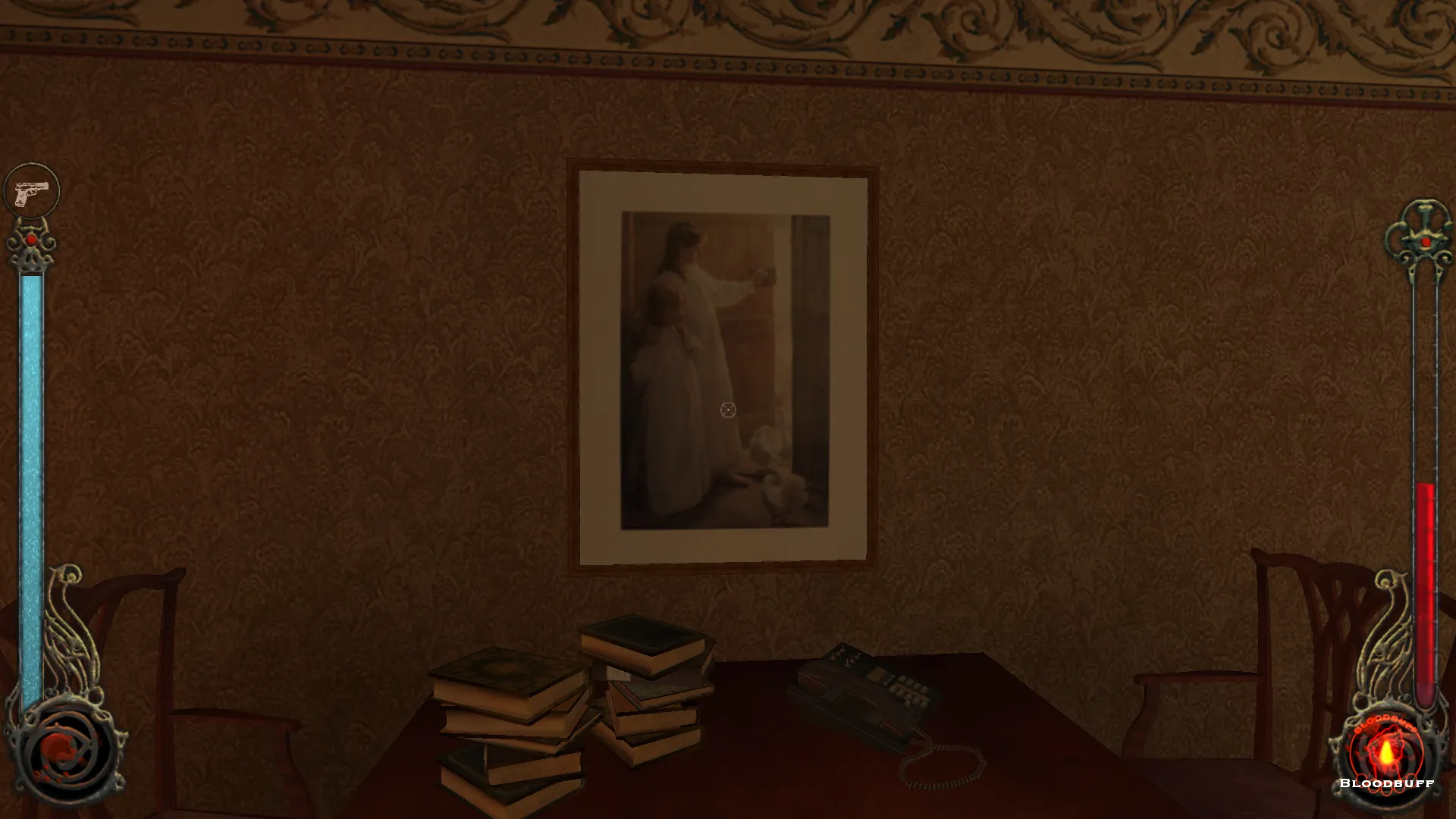 L'image est une capture d'écran du jeu Vampire: The Masquerade – Bloodlines. La caméra, qui adopte le point de vue du personnage joueur, nous montre une pièce meublée d'une table et de chaises de style art nouveau. Un téléphone fixe et deux piles de livres sont disposés sur la table. Au-dessus est accroché au mur un tableau de Percy Harland Fisher.