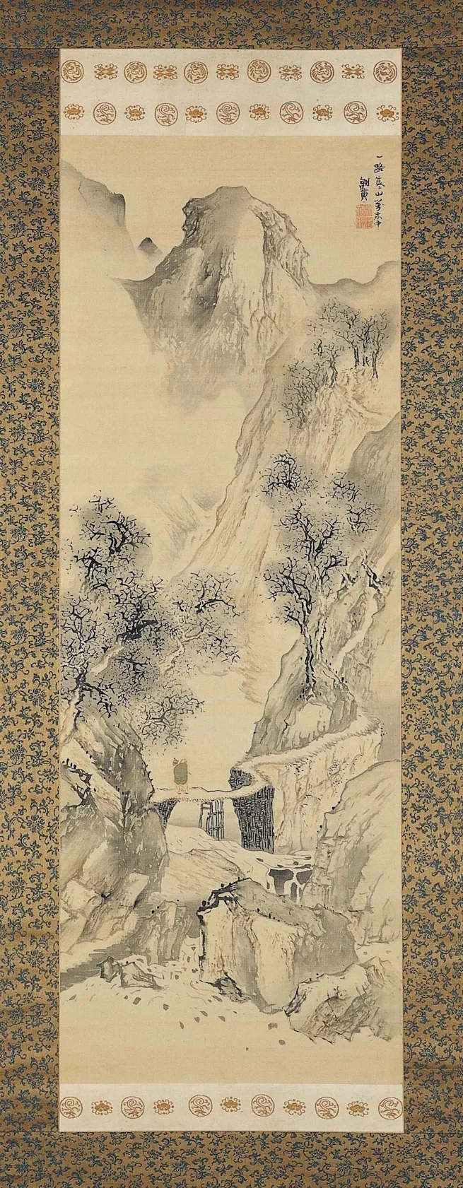 L'image est une peinture réalisé par le peintre japonais Yosa Buson. Elle représente en noir, blanc et dégradé de gris un paysage montagneux dans lequel serpente un chemin, en bas duquel on voit un marcheur, en train de traverser un pont.