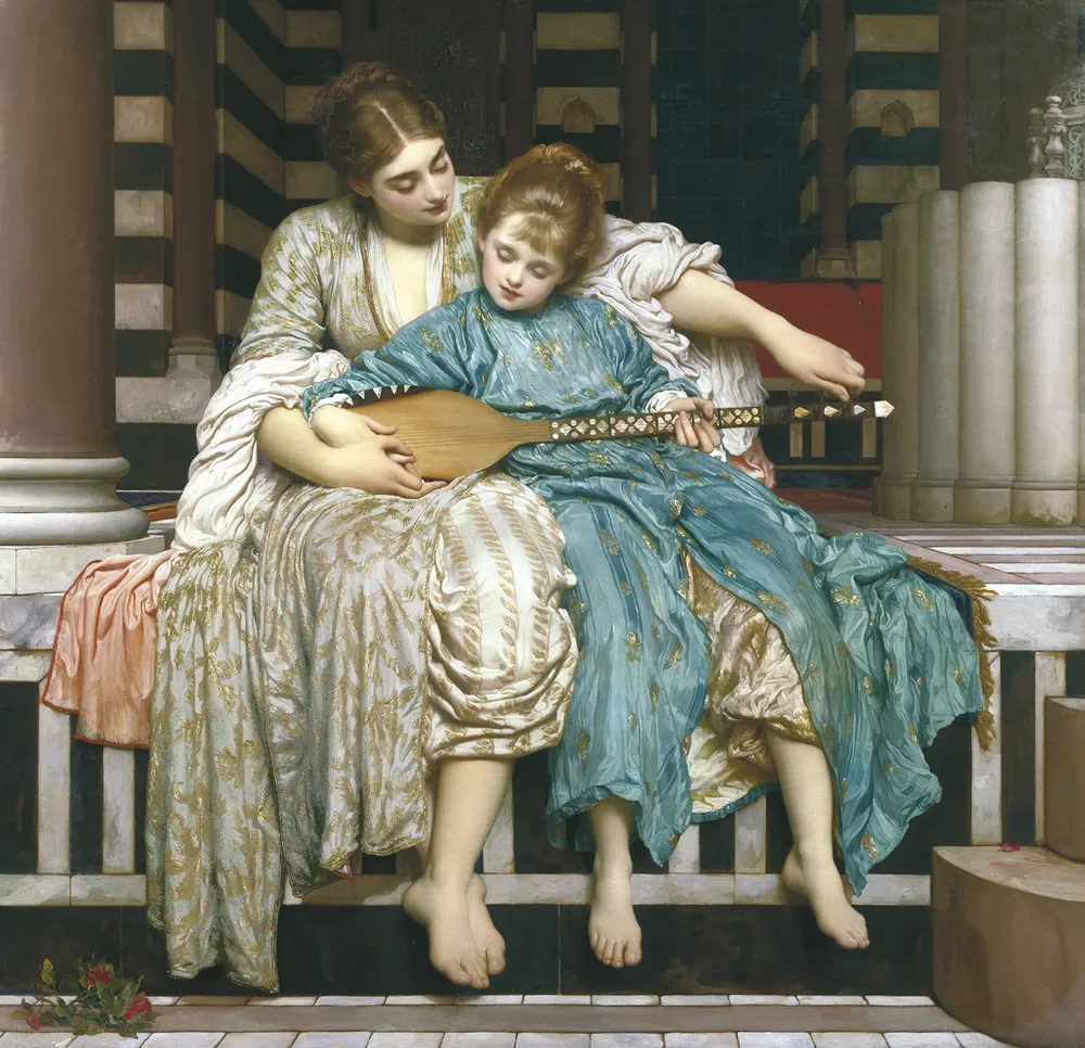 L'image est une peinture représentant une jeune femme et une jeune fille en train de jouer d'un instrument à cordes à long manche. Assises sur un banc de marbre blanc et noir, elles font face au spectateur mais leurs regards sont baissés sur l'instrument.