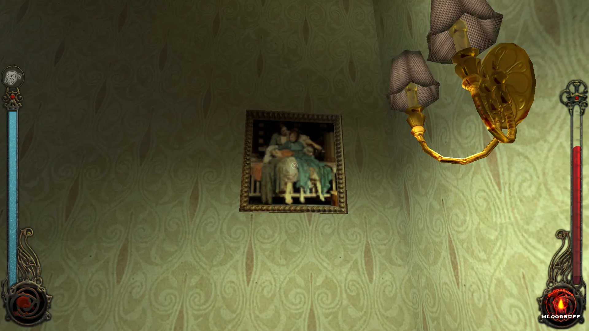L'image est une capture d'écran du jeu Vampire: The Masquerade – Bloodlines. La caméra, qui adopte le point de vue du personnage joueur, nous montre le mur d'une pièce, tapissé d'un papier peint moucheté, et auquel est accroché un tableau du peintre Frederic Leighton. La peinture est éclairée par une applique accrochée sur le pan de mur attenant.