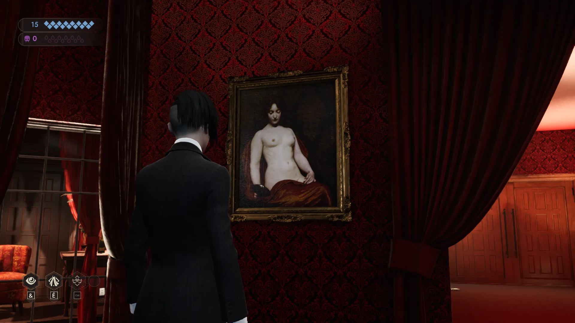 L'image est une capture d'écran du jeu vidéo Vampire: The Masquerade – Swansong. On y voit le personnage joueur de dos, debout dans une pièce tapissée de velour rouge. Des tentures de la même couleur ouvre sur différents espaces attenants (couloirs, alcoves). Une peinture représentant une jeune femme à la poitrine dénudée est accrochée au mur face au personnage joueur.