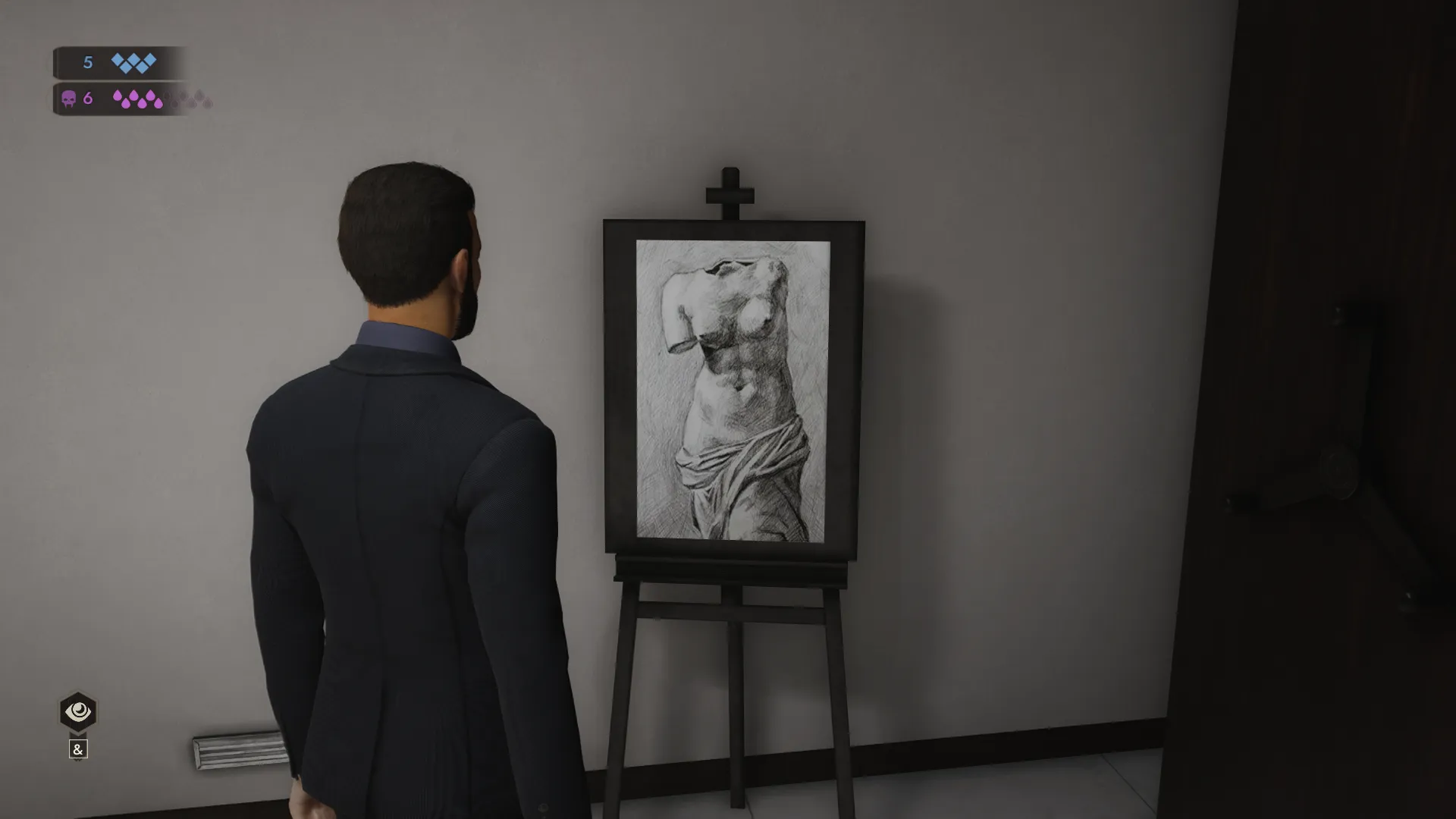 L'image est une capture d'écran du jeu vidéo Vampire: The Masquerade – Swansong. On y voit le personnage joueur de dos, dans une pièce aux murs blancs. Face à lui, sur un chevalet noir, est disposé un dessin de la Vénus de Milo, sans sans tête.