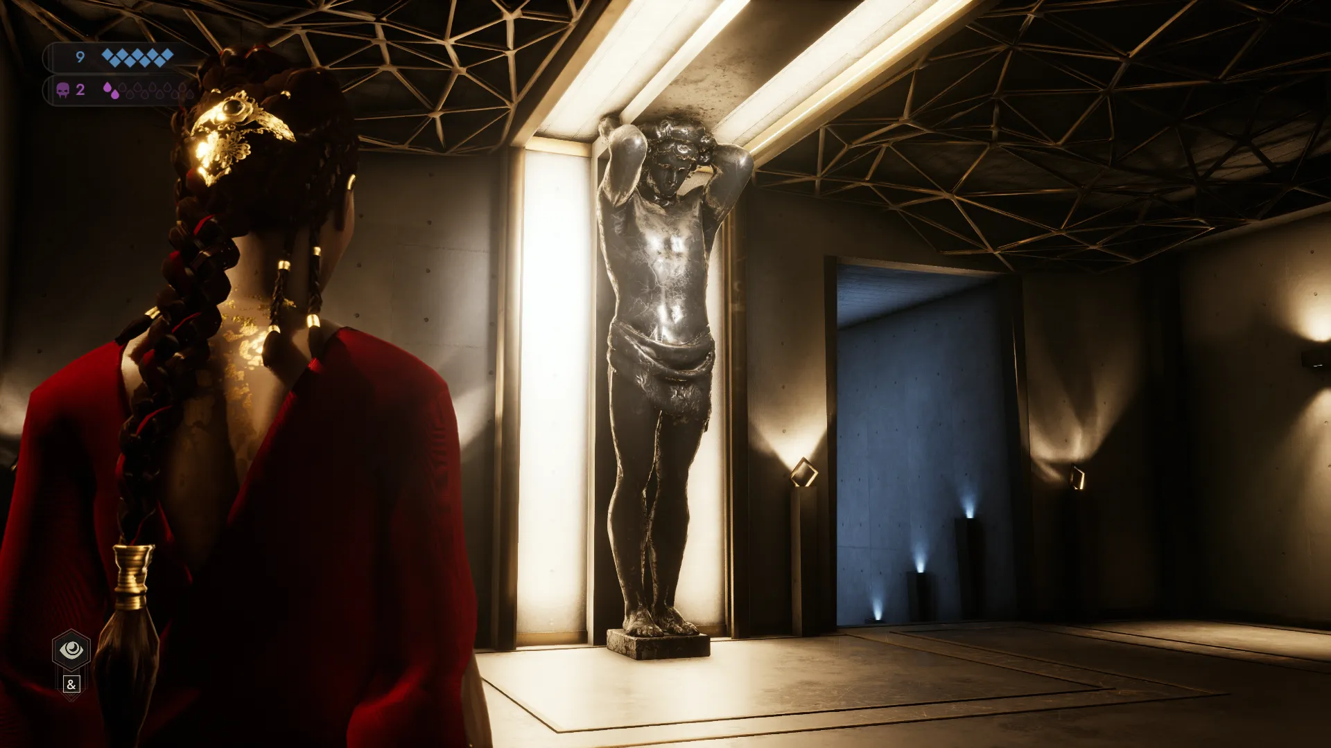 L'image est une capture d'écran du jeu vidéo Vampire: The Masquerade – Swansong. On y voit le personnage joueur de dos, debout dans un grand hall. Au milieu de la pièce, contre le mur, entre deux grandes appliques lumineuses qui se prolongent au plafond, un des atlantes du portique du Nouvel Ermitage semble soutenir le plafond.
