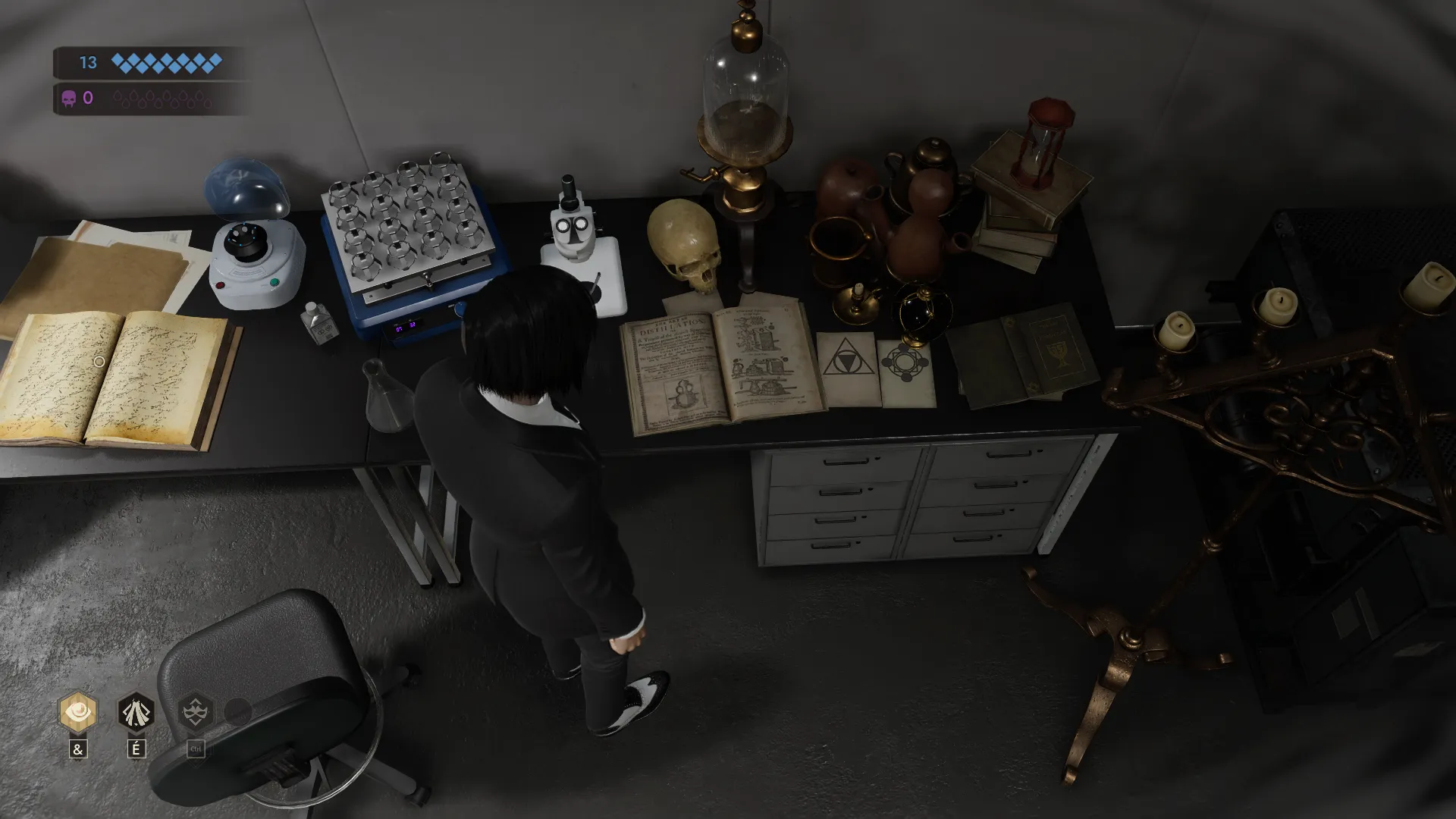 L'image est une capture d'écran du jeu vidéo Vampire: The Masquerade – Swansong. Le point de vue plongeant nous montre le personnage joueur de dos, penché au-dessus d'une table de travail encombrée d'objets divers : des livres anciens, une centrifugeuse de laboratoire, un microscope, un sablier, un crâne humain, etc.