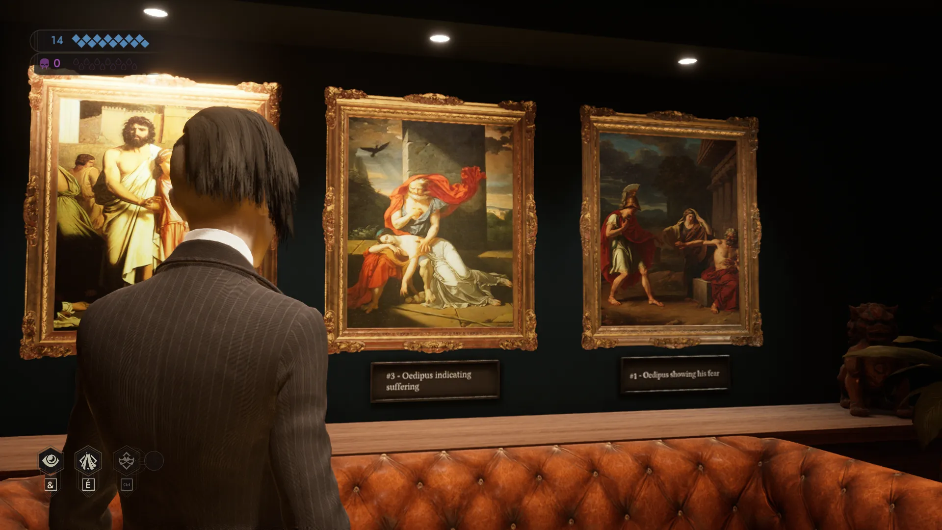 L'image est une capture d'écran du jeu vidéo Vampire: The Masquerade – Swansong. On y voit le personnage joueur de dos, debout dans une pièce aux murs couleur vert sapin. Le personnage joueur fait face à un mur contre lequel est adossé un imposant canapé en cuir marron. Au-dessus du canapté sont accrochées quatre peintures représentant divers épisodes de la vie d'Oedipe.