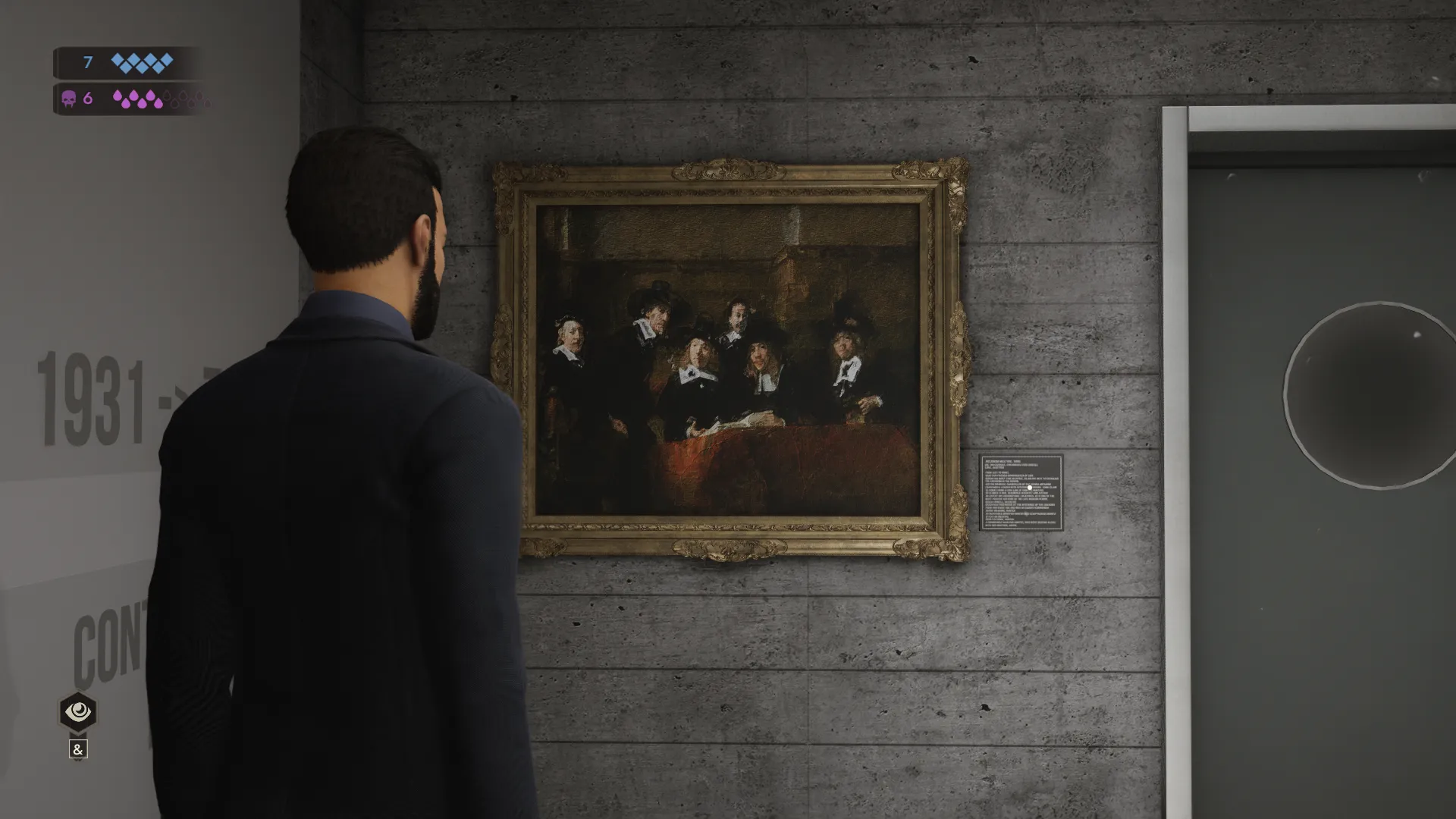 L'image est une capture d'écran du jeu vidéo Vampire: The Masquerade – Swansong. On y voit le personnage joueur de dos, debout dans une pièce aux murs de béton. Il fait face à un mur sur lequel est accroché un tableau représentant une assemblée d'hommes en costumes sombres.