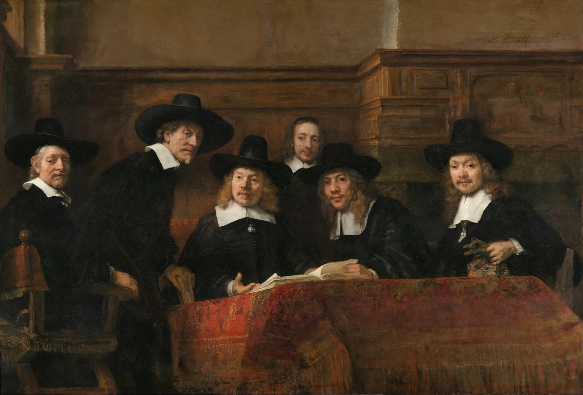 L'image est une peinture représentant une assemblée de six hommes vêtus à la mode du XVIIe siècle hollandais, vêtements noirs à large cols blancs, chapeaux à large bord noir. Ils se tiennent rassemblés autour d'une table couverte d'une tapisserie rouge, et ils tournent tous leur regard vers le spectateur.
