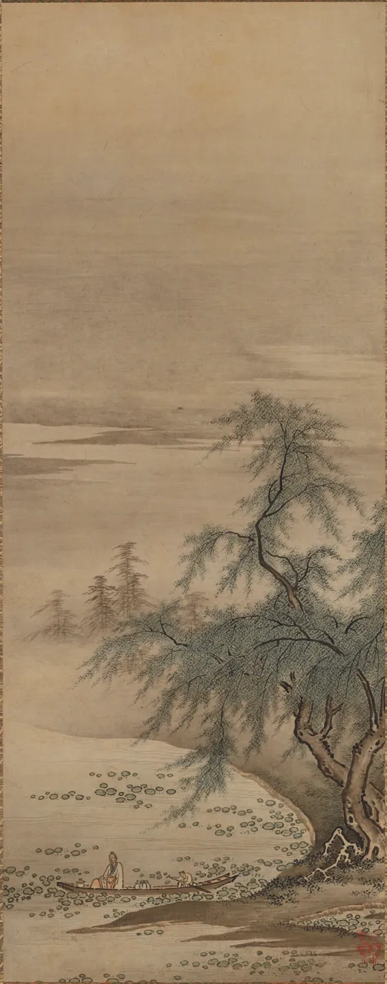 L'image est une peinture de format vertical très allongée représentant un paysage. Au premier plan à droite est visible un grand arbre, qui prend racine sur les rives d'un plan d'eau. A gauche, au niveau de l'arbre, deux hommes sont assis dans une barque qui traverse un parterre de lotus.