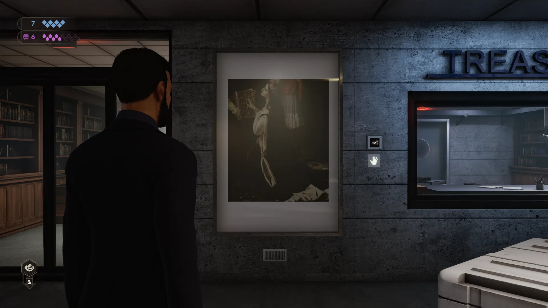 L'image est une capture d'écran du jeu vidéo Vampire: The Masquerade – Swansong. On y voit le personnage joueur de dos, debout dans une pièce aux murs de béton. Il fait face à un mur sur lequel est accroché une peinture représentant une jeune femme vêtue d'un long manteau sombre doublé d'hermine. Elle est agenouillée et pose sa main sur un livre à la couverture ouvragée.