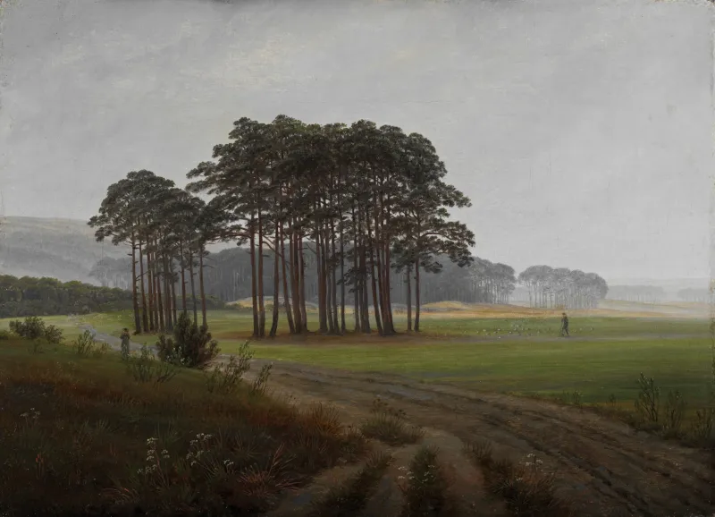 Tableau de Caspar David Friedrich représentant un chemin de campagne (à droite) longeant un pré (à droite). Le ciel est gris et le paysage est baigné d'une lumière égale. Au centre de la composition, près du bord du chemin, un bouquet d'arbres aux troncs élancés s'élève. L'arrière plan laisse apercevoir des collines et une forêt. Deux personnages sont visibles : l'un sur le chemin à gauche de la représentation, l'autre au milieu du pré à droite.